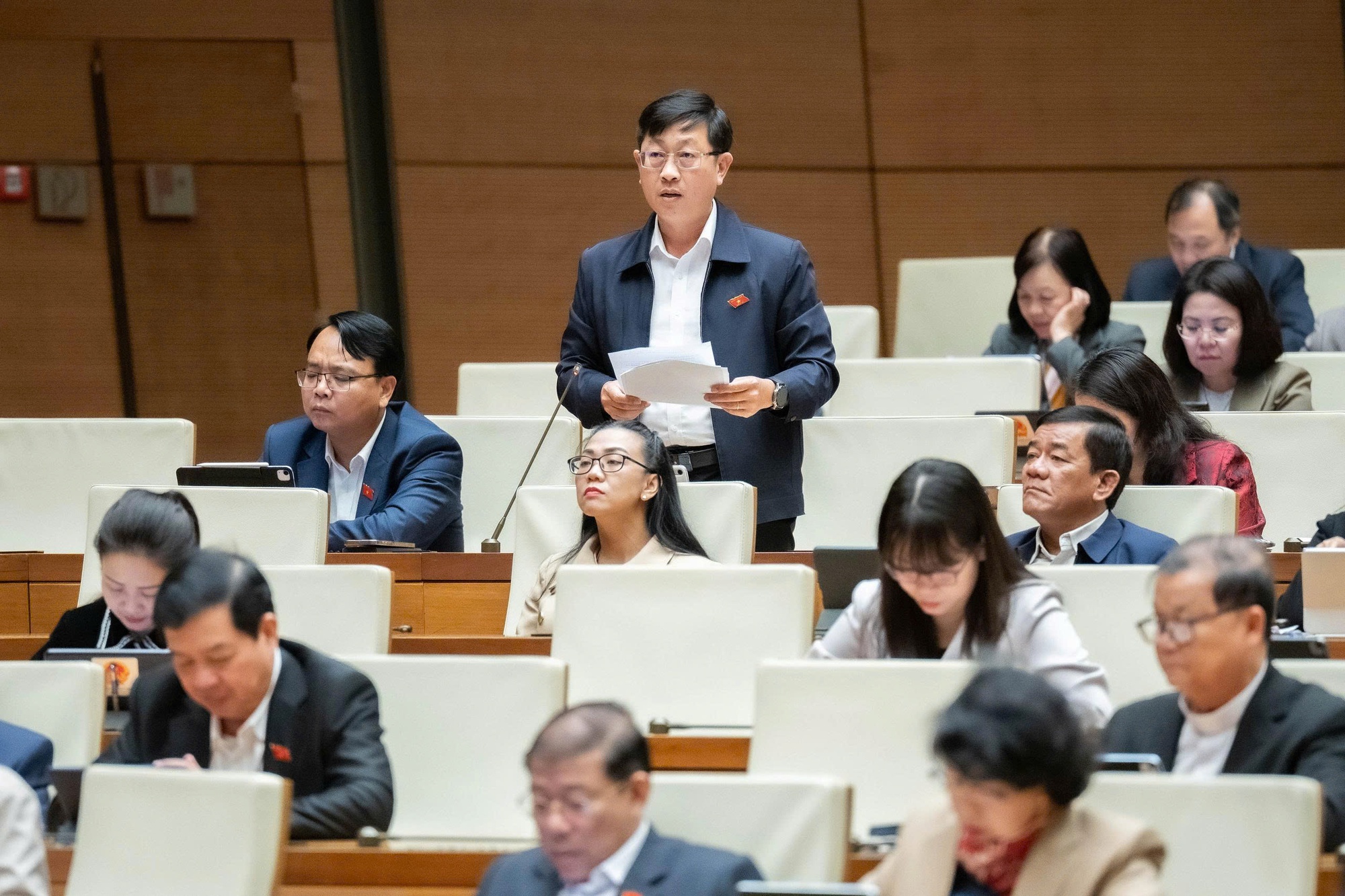 Bộ trưởng Bộ Tài chính: Có hiện tượng nhân viên ngân hàng tư vấn dịch vụ ngân hàng kèm bán bảo hiểm, gây nhầm lẫn cho khách hàng - Ảnh 2