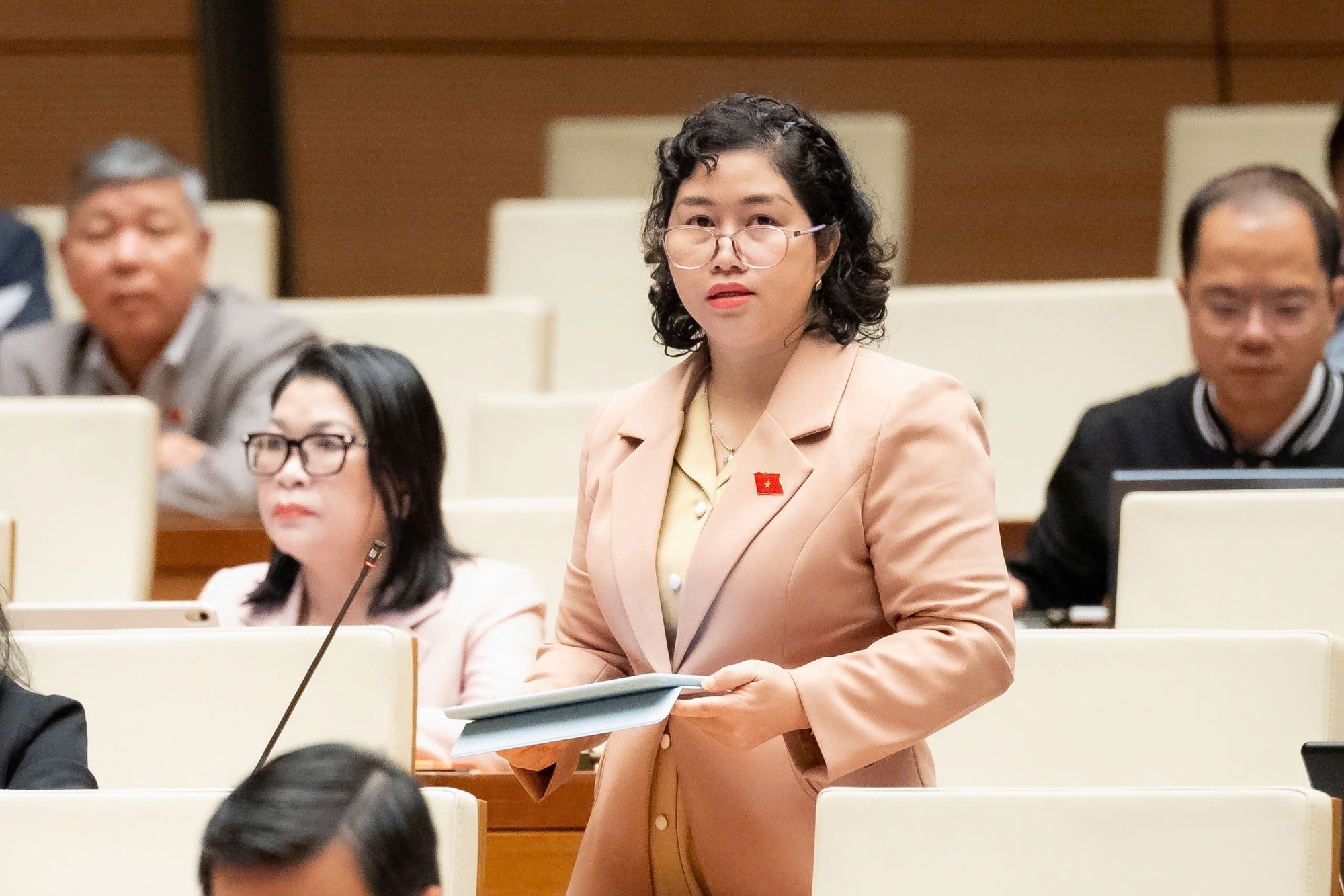 Bộ trưởng Bộ Tài chính: Có hiện tượng nhân viên ngân hàng tư vấn dịch vụ ngân hàng kèm bán bảo hiểm, gây nhầm lẫn cho khách hàng - Ảnh 3