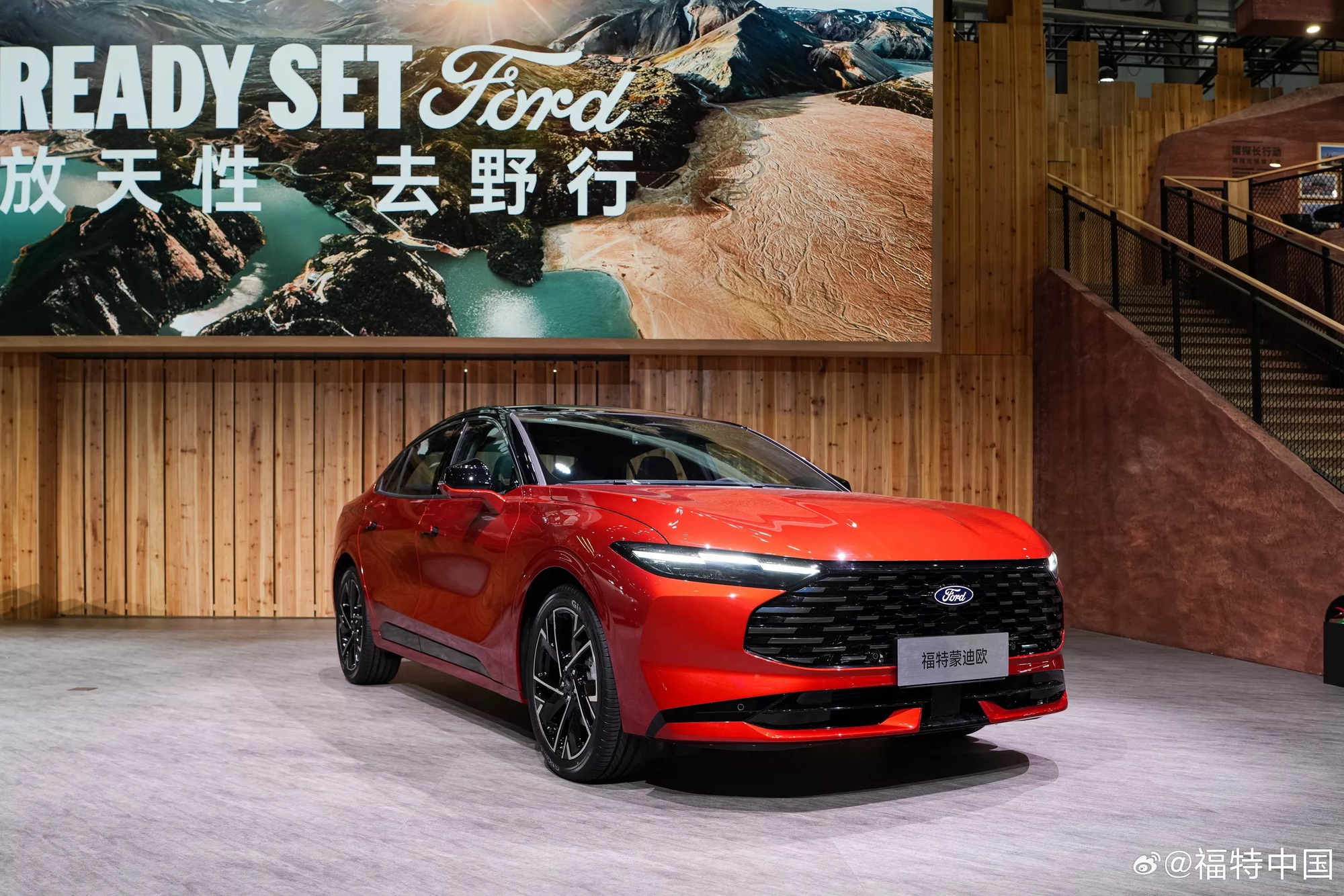 Ford làm mới mẫu sedan từng đấu Camry tại Việt Nam: Đầu gần giống Territory, màn hình siêu lớn bao trọn táp-lô, máy xăng và hybrid - Ảnh 1