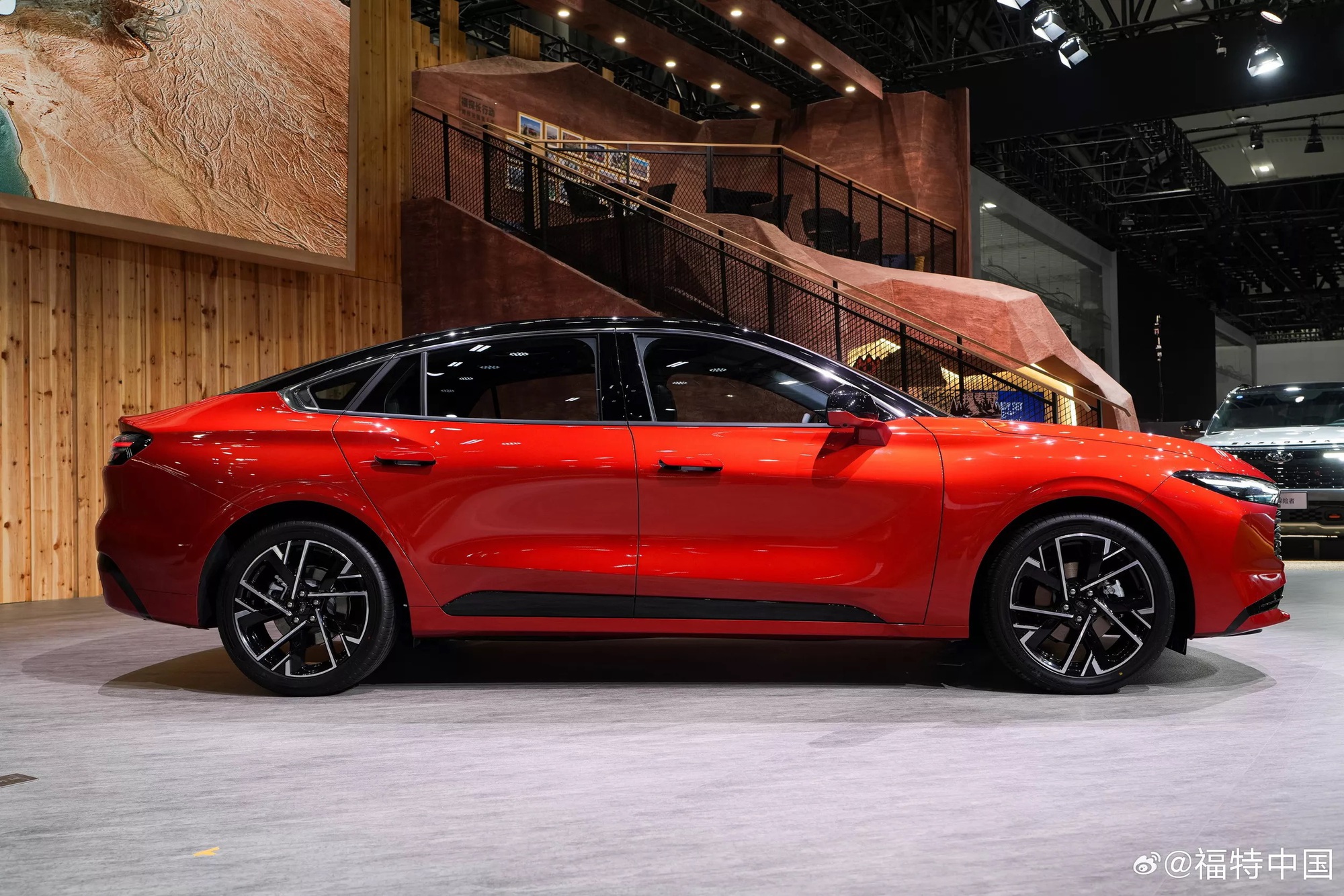 Ford làm mới mẫu sedan từng đấu Camry tại Việt Nam: Đầu gần giống Territory, màn hình siêu lớn bao trọn táp-lô, máy xăng và hybrid - Ảnh 6