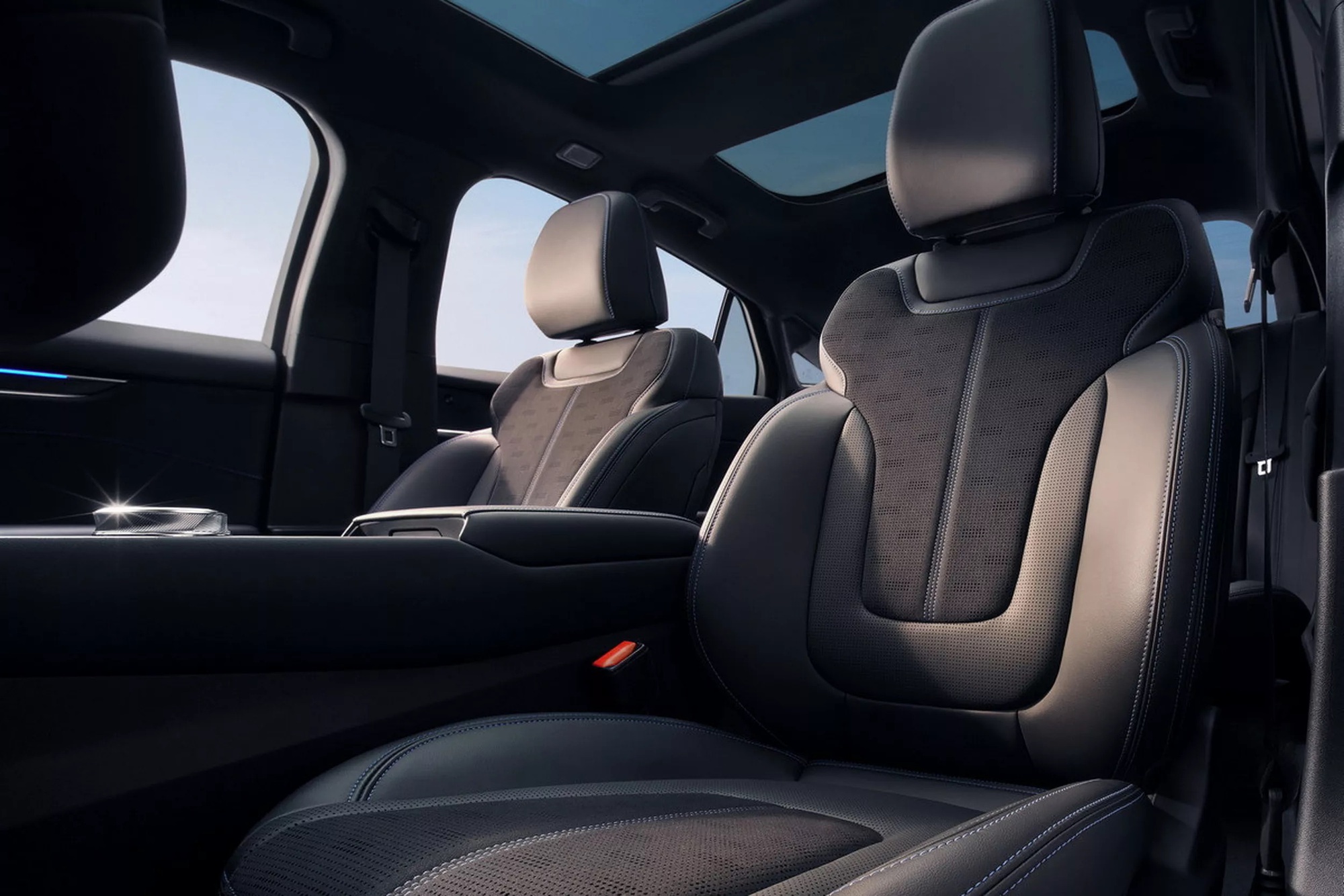 Ford làm mới mẫu sedan từng đấu Camry tại Việt Nam: Đầu gần giống Territory, màn hình siêu lớn bao trọn táp-lô, máy xăng và hybrid - Ảnh 7