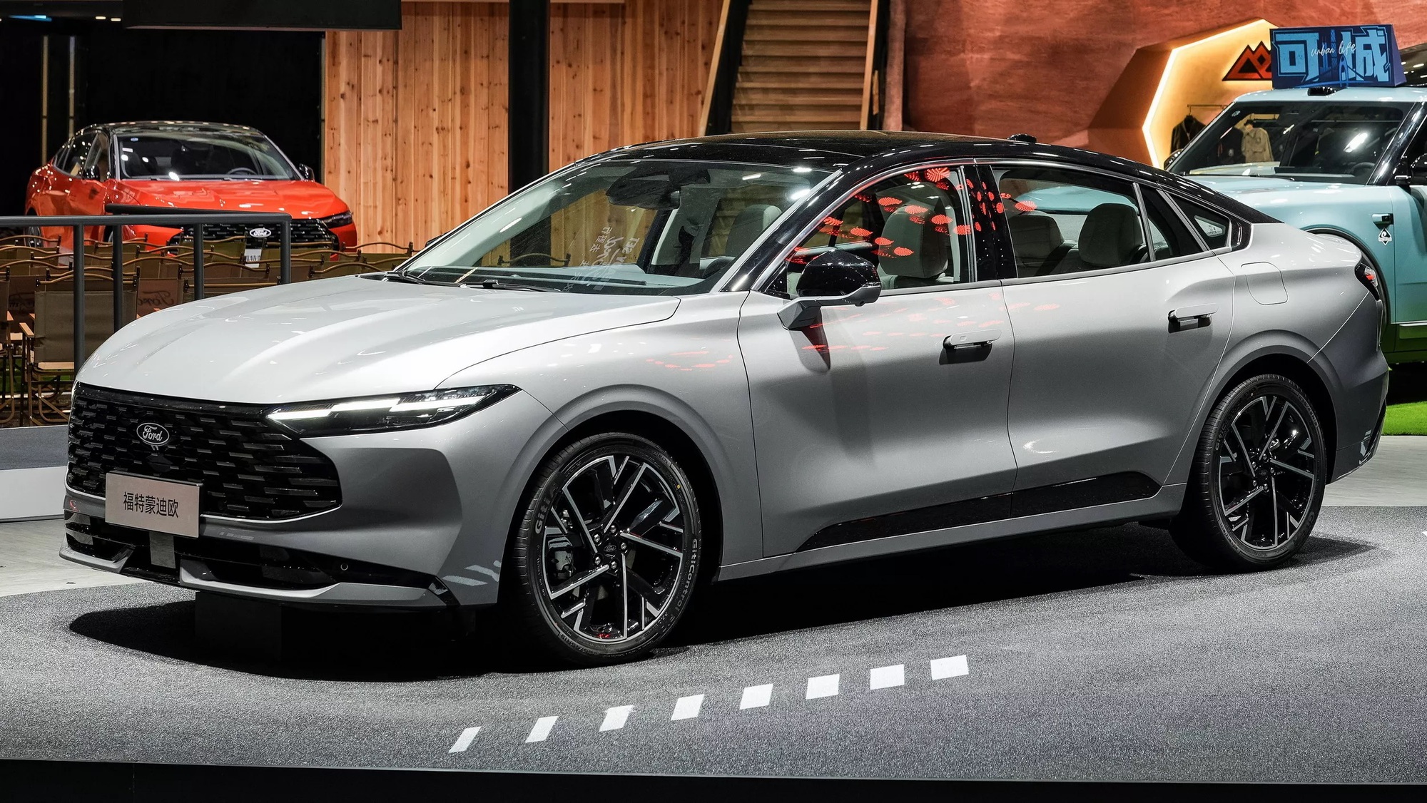 Ford làm mới mẫu sedan từng đấu Camry tại Việt Nam: Đầu gần giống Territory, màn hình siêu lớn bao trọn táp-lô, máy xăng và hybrid - Ảnh 4