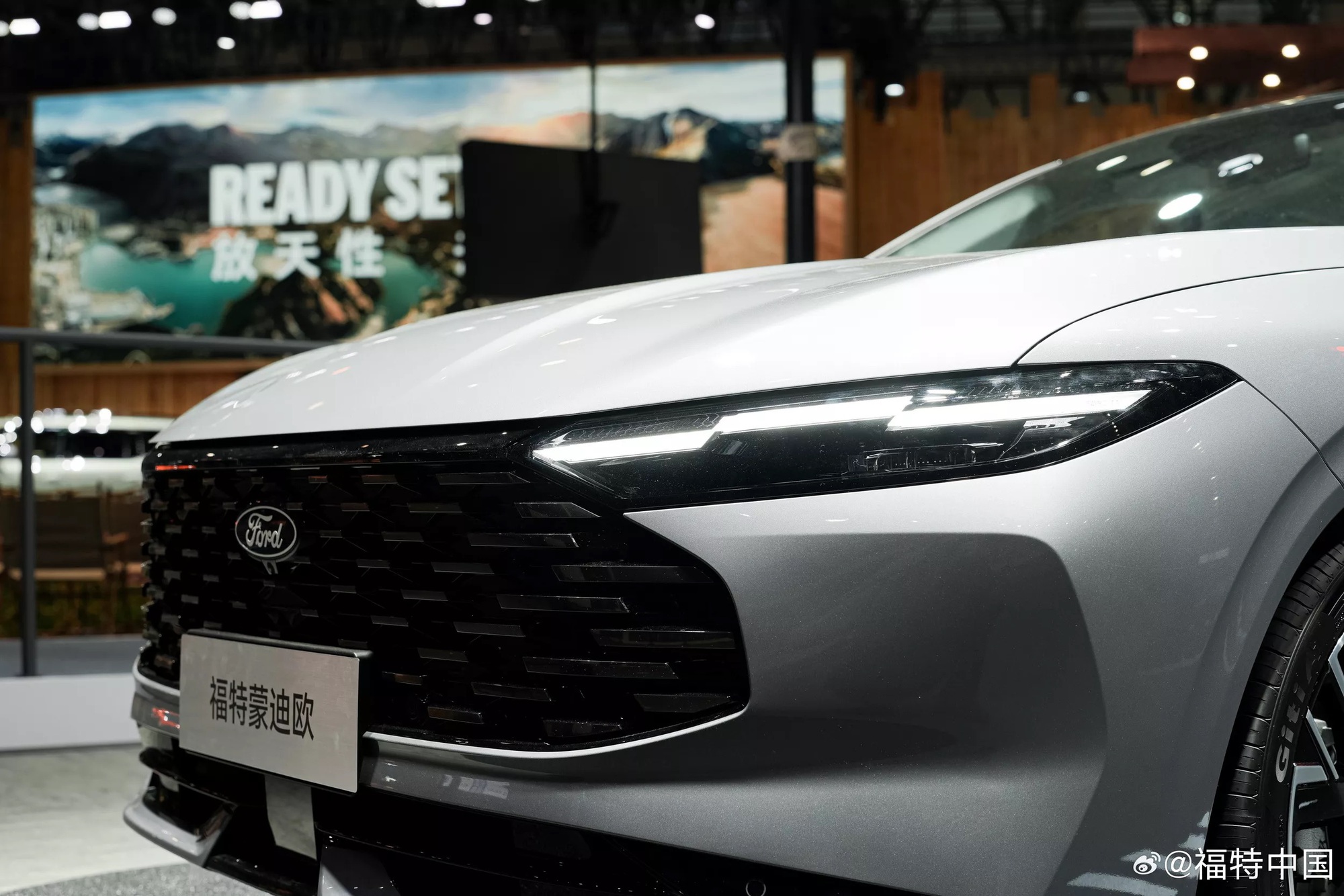 Ford làm mới mẫu sedan từng đấu Camry tại Việt Nam: Đầu gần giống Territory, màn hình siêu lớn bao trọn táp-lô, máy xăng và hybrid - Ảnh 2