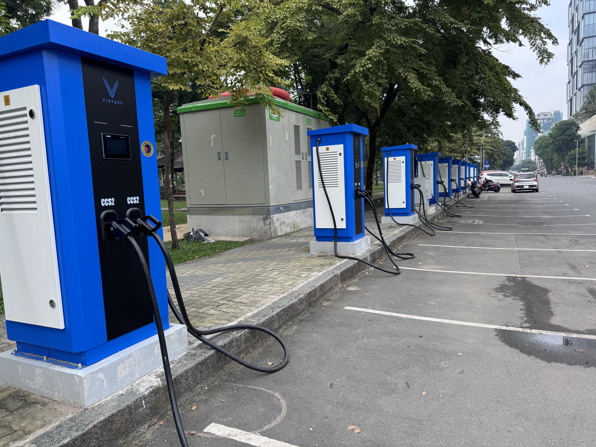 Trạm sạc ô tô điện VinFast xuất hiện ngày càng nhiều ở trung tâm TP HCM - Ảnh 1