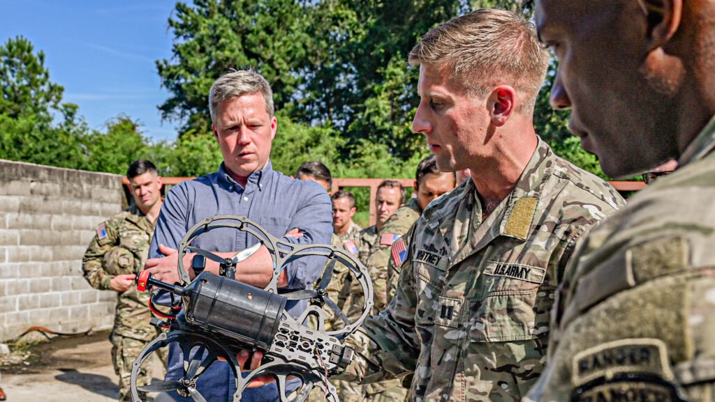 Quan chức Mỹ bí mật đến Ukraine: "Drone guy" của TT Trump, việc làm ngay khi được thông báo tranh cử - Ảnh 3