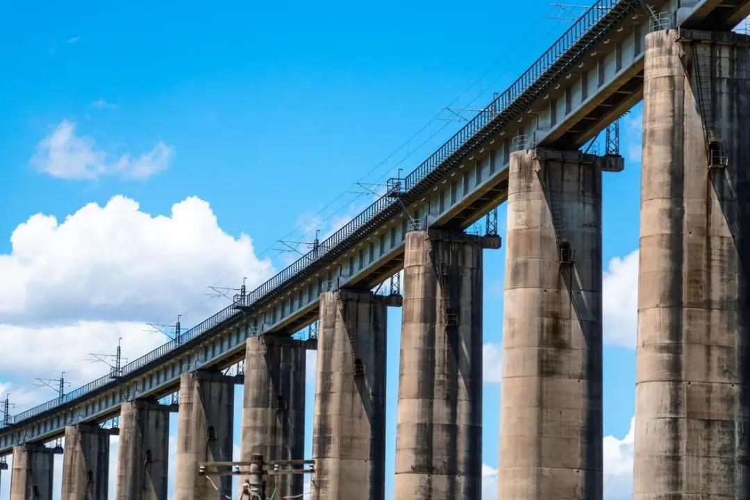 Chuyện ngược đời: Đường sắt trên cao đắt gần gấp đôi, nhưng Trung Quốc lại "chê" xây đường dưới mặt đất - Ảnh 1