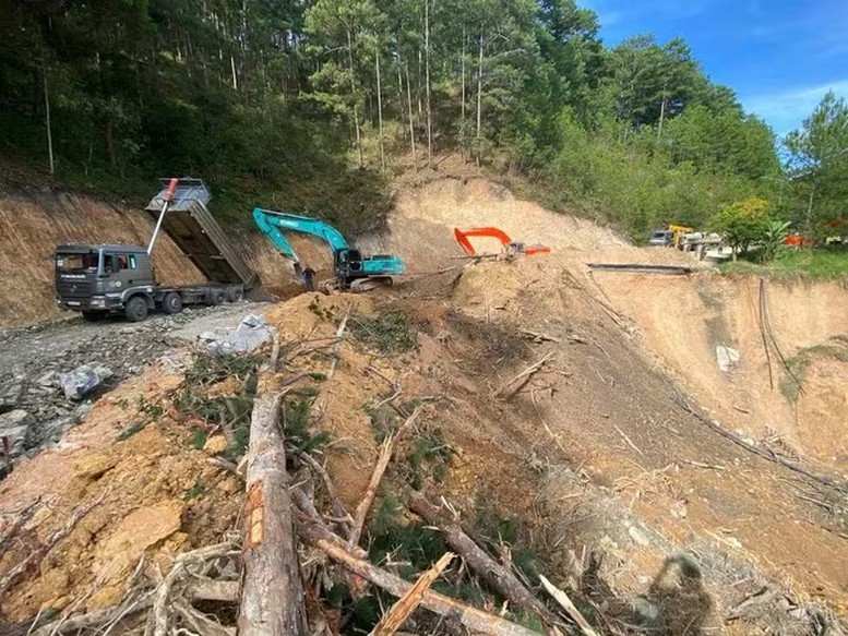 Nổ mìn phá đất đá sạt lở, sớm thông đường lên Đà Lạt - Ảnh 2