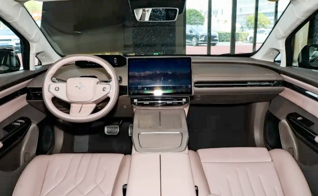 Một đối thủ của Toyota Camry vừa trình làng: Giá khởi điểm hơn 500 triệu đồng, 1 lần sạc đi 630 km - Ảnh 3