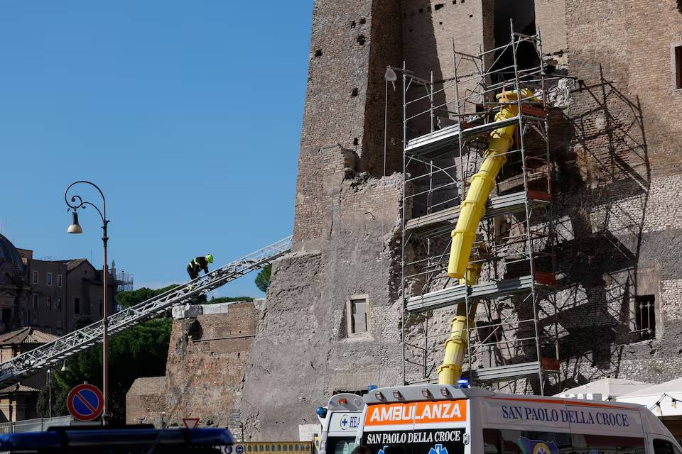 Tháp cổ ở Rome bị sập, đè chết công nhân - Ảnh 3