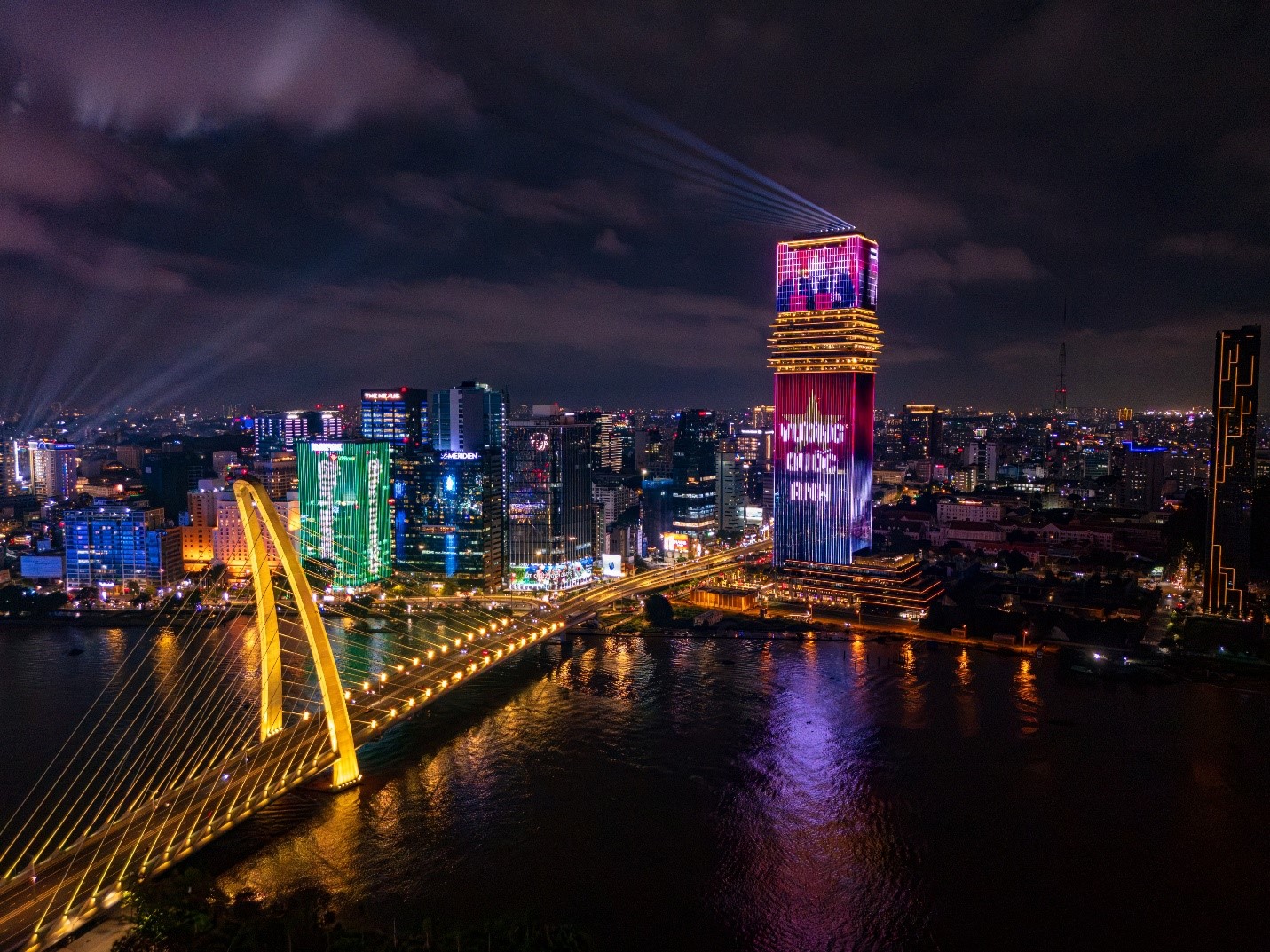 Tòa tháp Saigon Marina IFC rực sáng chào mừng đối tác chiến lược toàn diện Việt - Anh - Ảnh 3