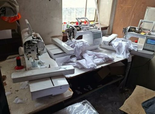 Đột kích một trung tâm mua sắm sầm uất, cảnh sát thu giữ loạt sản phẩm nhái thương hiệu Nike, Puma, quần áo, máy khâu,... số lượng lớn, tổng giá trị hơn 14 tỷ đồng - Ảnh 2