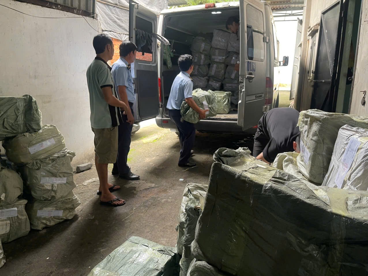 Phát hiện kho kẹo dẻo hơn 1 tấn không nhãn mác, bán tràn lan trên mạng - Ảnh 2