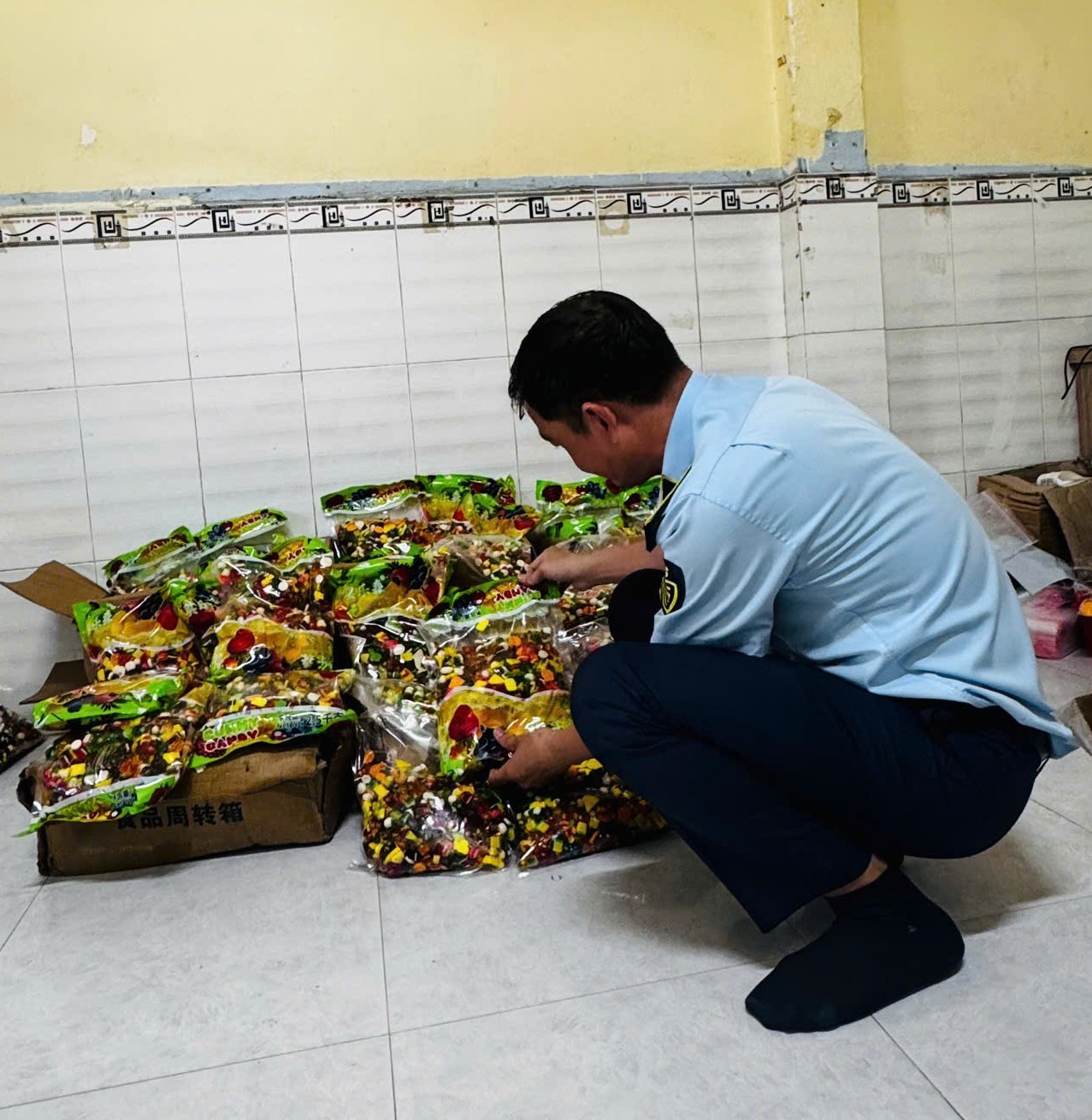 Phát hiện số lượng lớn bánh kẹo bán Tết không rõ xuất xứ - Ảnh 1