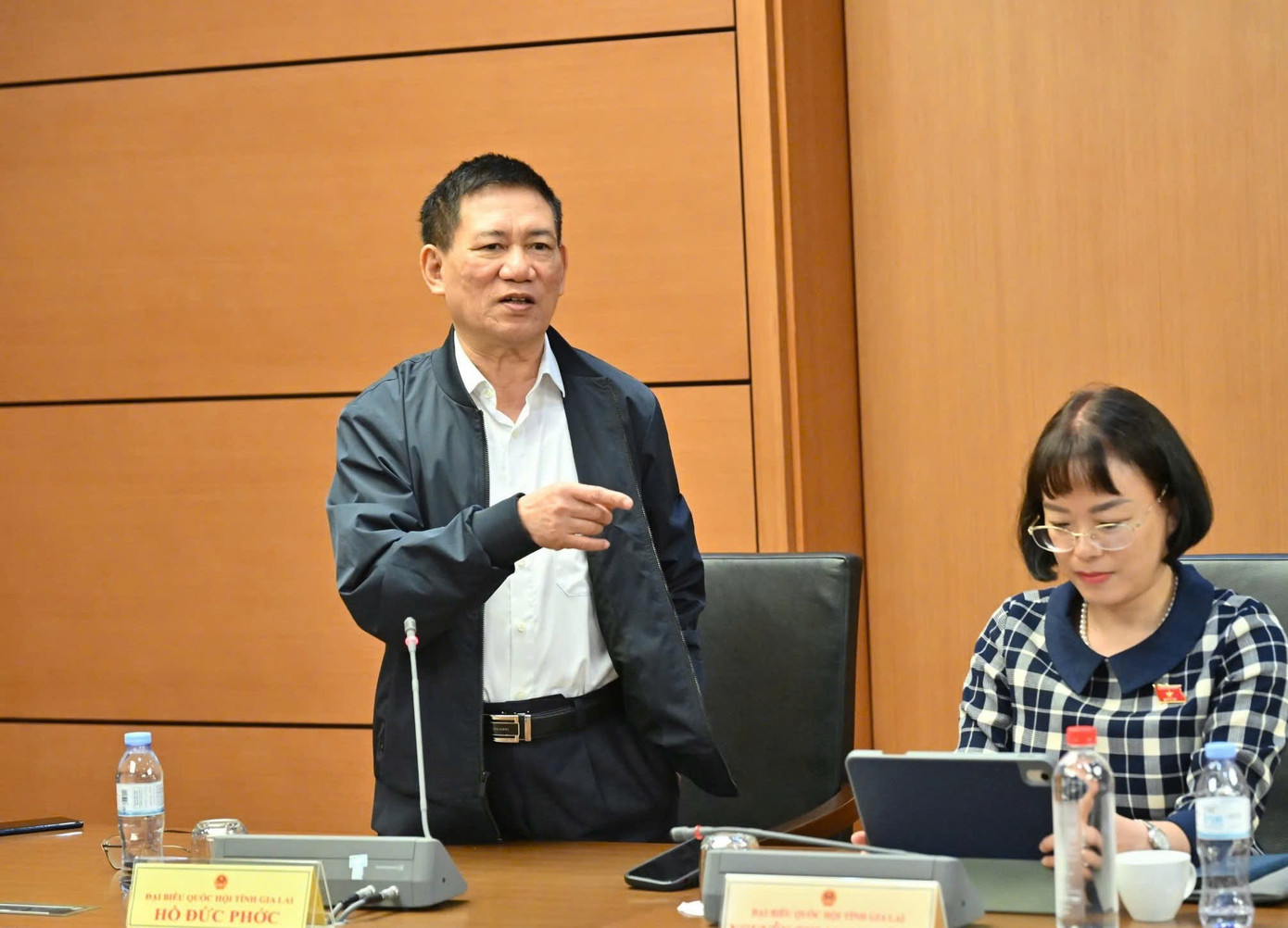 Phó Thủ tướng Hồ Đức Phớc lý giải việc mua bảo hiểm 'đóng tiền vào thì dễ, rút ra rất khó' - Ảnh 2