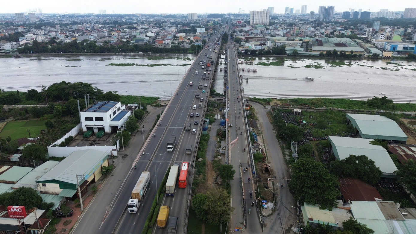 'Thần đèn' nâng cây cầu trên tuyến huyết mạch TPHCM lên 1,25 m - Ảnh 1