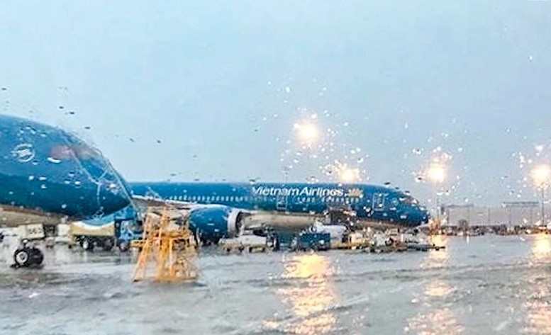 6 sân bay tạm đóng cửa, hàng loạt chuyến bay bị hủy trước khi bão Kalmaegi đổ bộ - Ảnh 1