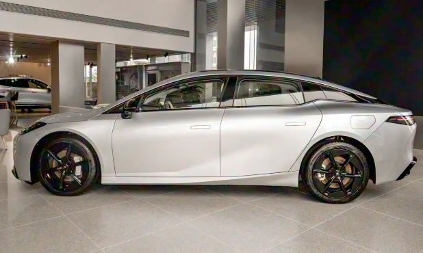 Một đối thủ của Toyota Camry vừa trình làng: Giá khởi điểm hơn 500 triệu đồng, 1 lần sạc đi 630 km - Ảnh 1