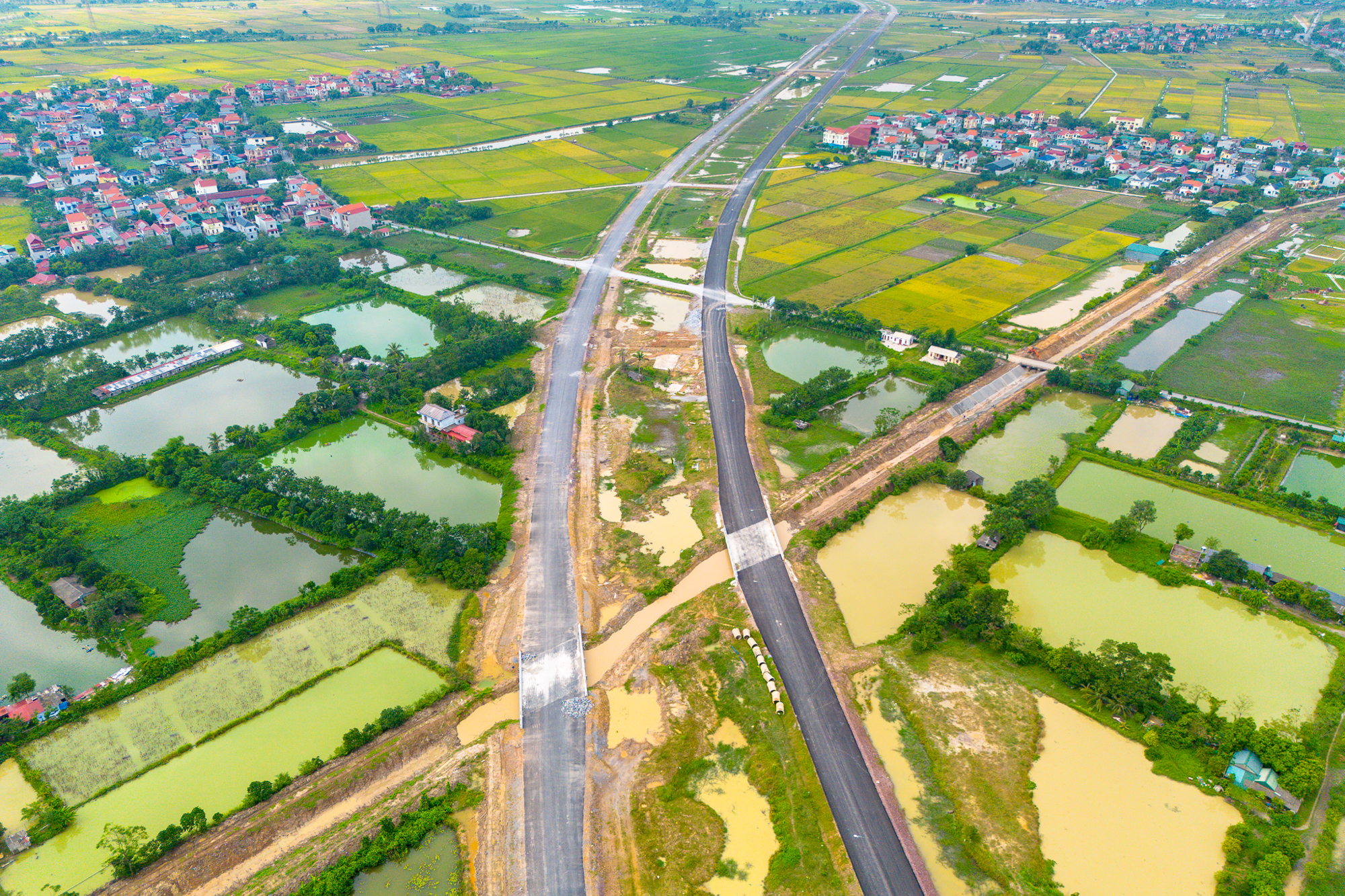 Toàn cảnh tuyến đường vành đai 85.000 tỷ ở Bắc Ninh: Nhiều đoạn đã trải nhựa, sẽ hoàn thành sau 2 tháng - Ảnh 4