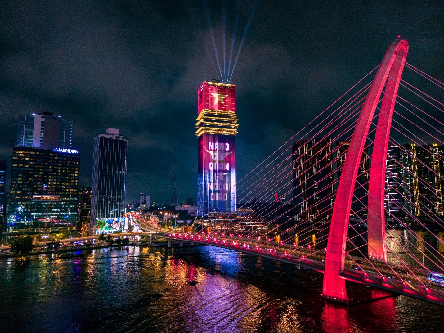 Tòa tháp Saigon Marina IFC rực sáng chào mừng đối tác chiến lược toàn diện Việt - Anh - Ảnh 4