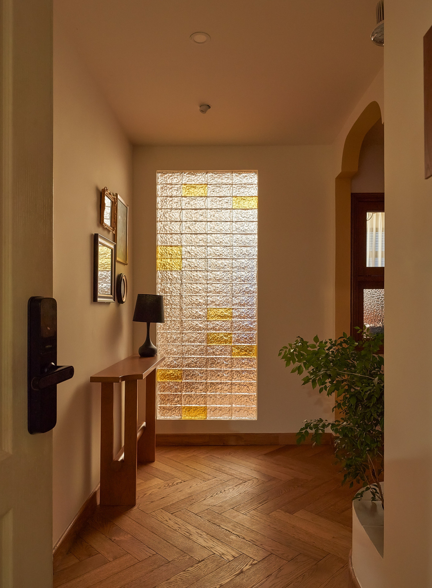 Căn hộ 130m2 được lấy cảm hứng từ những nếp gấp của gỗ - Ảnh 1