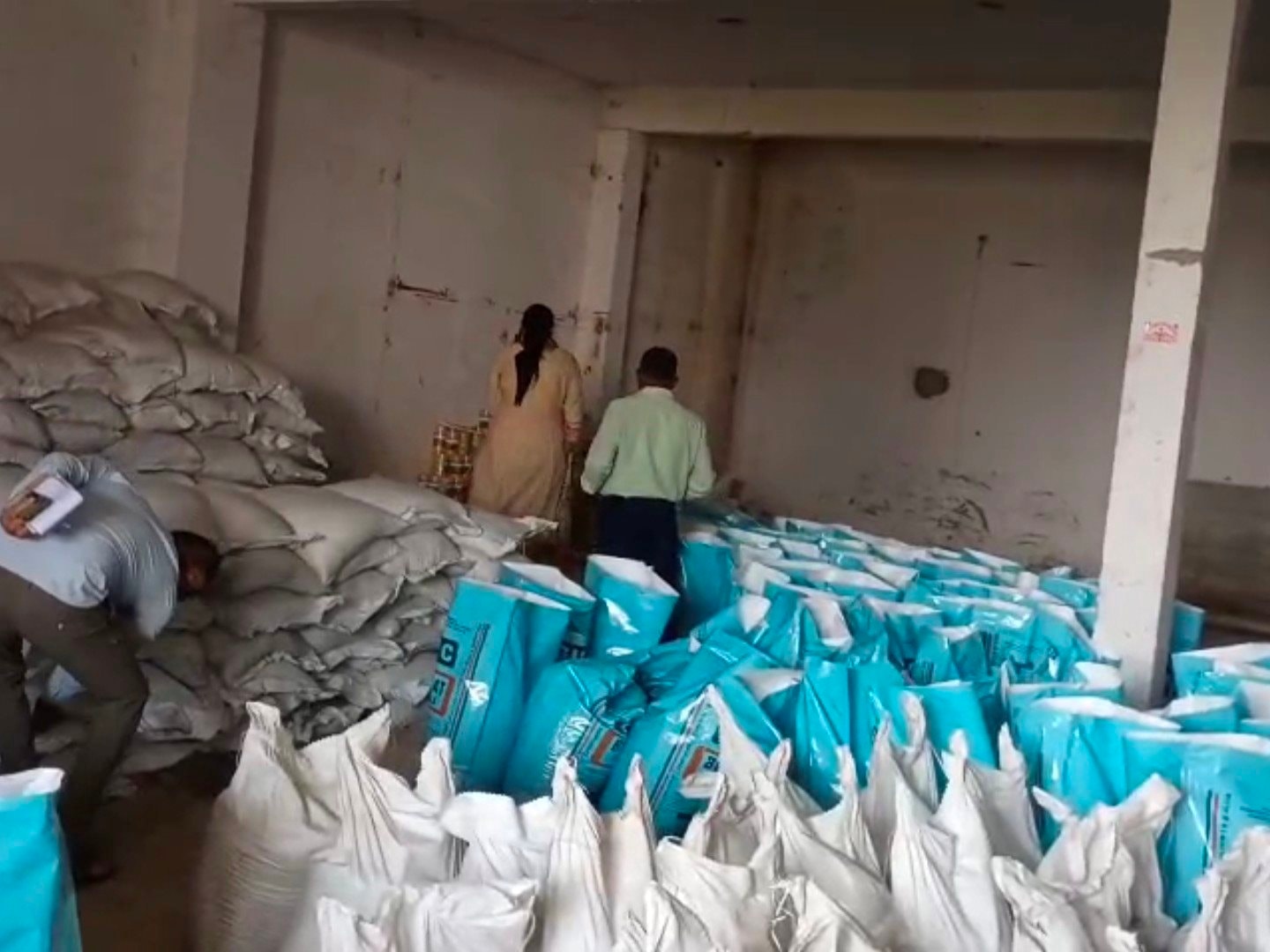 Nhận tin mật rồi đột kích một ngôi nhà, công an triệt phá đường dây sản xuất phân bón giả từ hóa chất, nghi có sự tiếp tay từ cán bộ - Ảnh 1