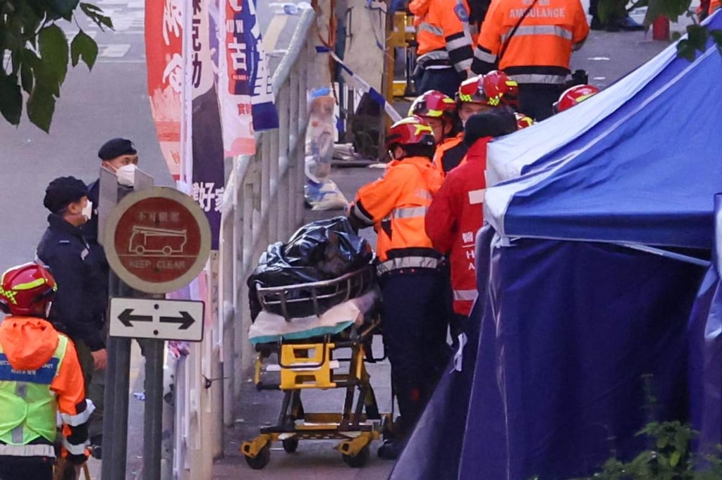 Thảm hoạ cháy 8 toà chung cư ở Hong Kong (Trung Quốc) sang ngày thứ 3: Số người chết tăng lên 94, lực lượng cứu hoả phá cửa từng căn hộ - Ảnh 2