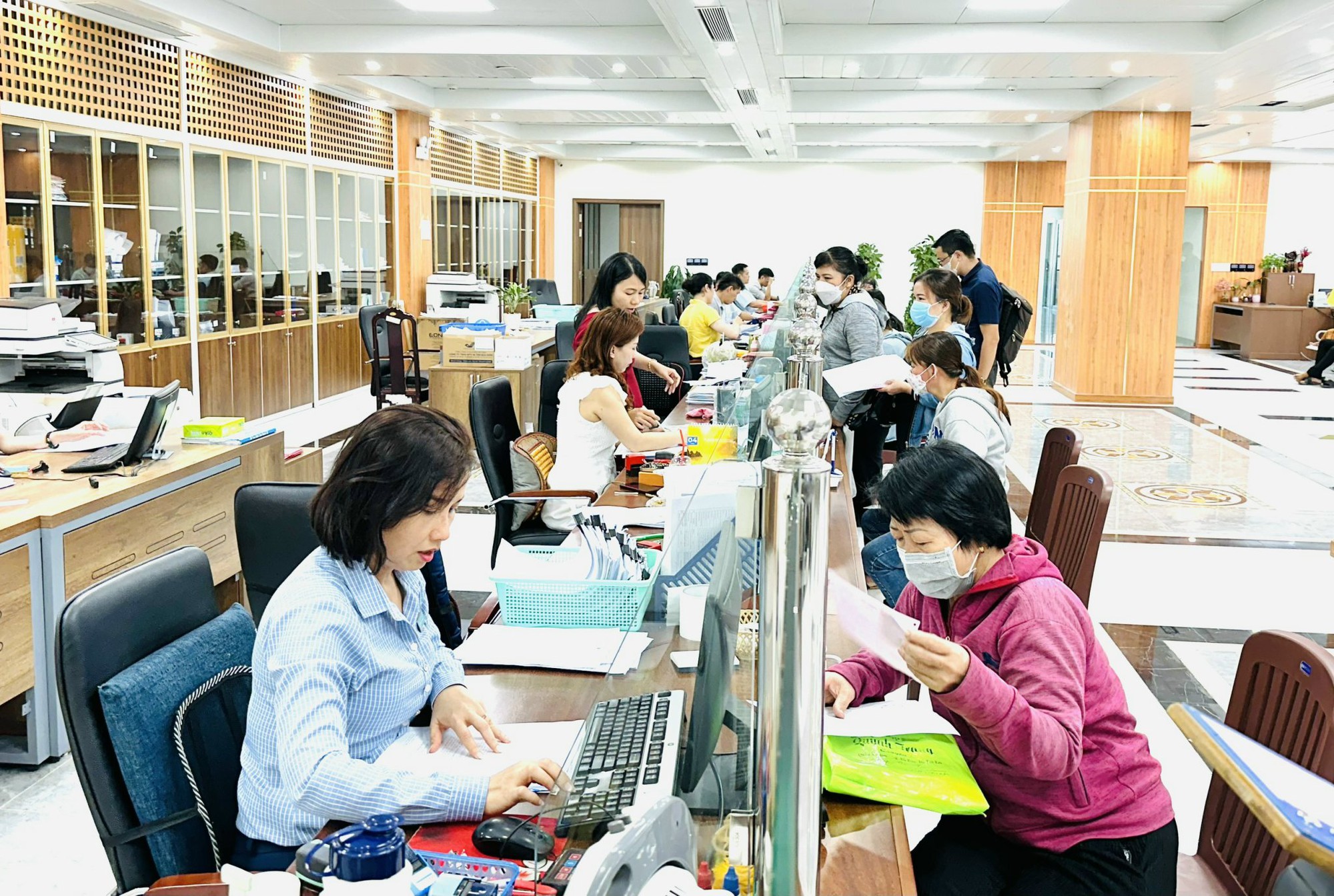 Hôm nay, một số BHXH cơ sở tại TP HCM tiếp nhận hồ sơ tại địa điểm mới - Ảnh 1