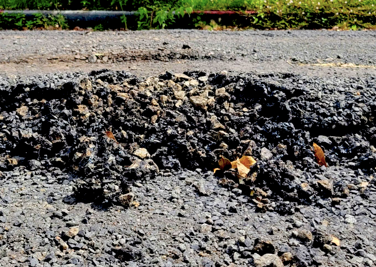 Cận cảnh con đường 'tan nát' sau khi được... sửa chữa - Ảnh 3