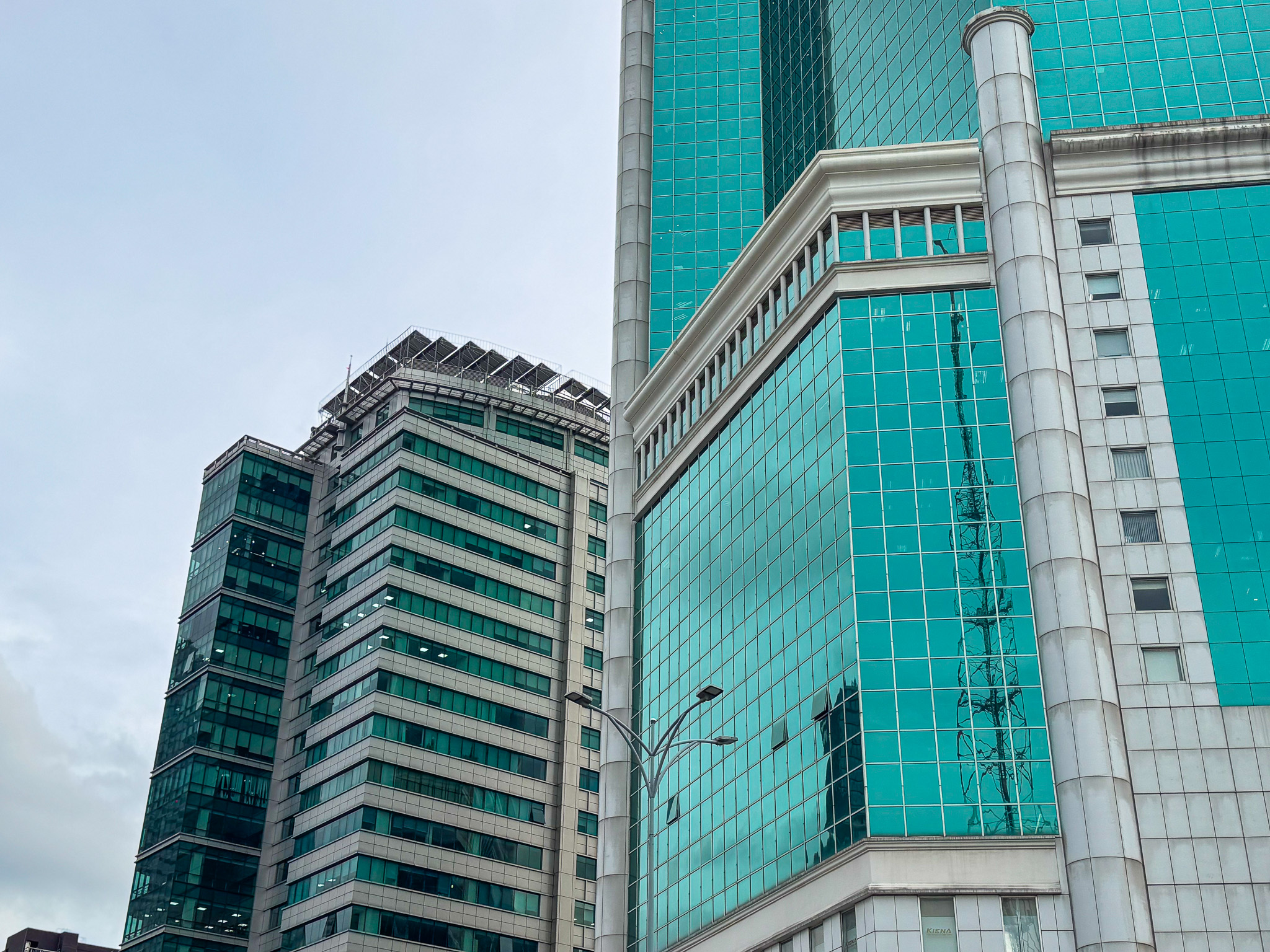 Trụ sở công ty của Sơn Tùng - MTP, Hà Anh Tuấn, Hiếu Thứ Hai: Người ở toà nhà chọc trời "trung tâm của trung tâm", người đặt tại nhà 3 tầng nép mình trong ngõ nhỏ - Ảnh 6