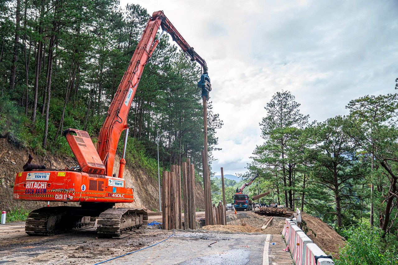 Mưa lớn gây sạt lở nghiêm trọng nhiều tuyến đèo huyết mạch ở Lâm Đồng, Đèo Cả lập tức hành động - Ảnh 3