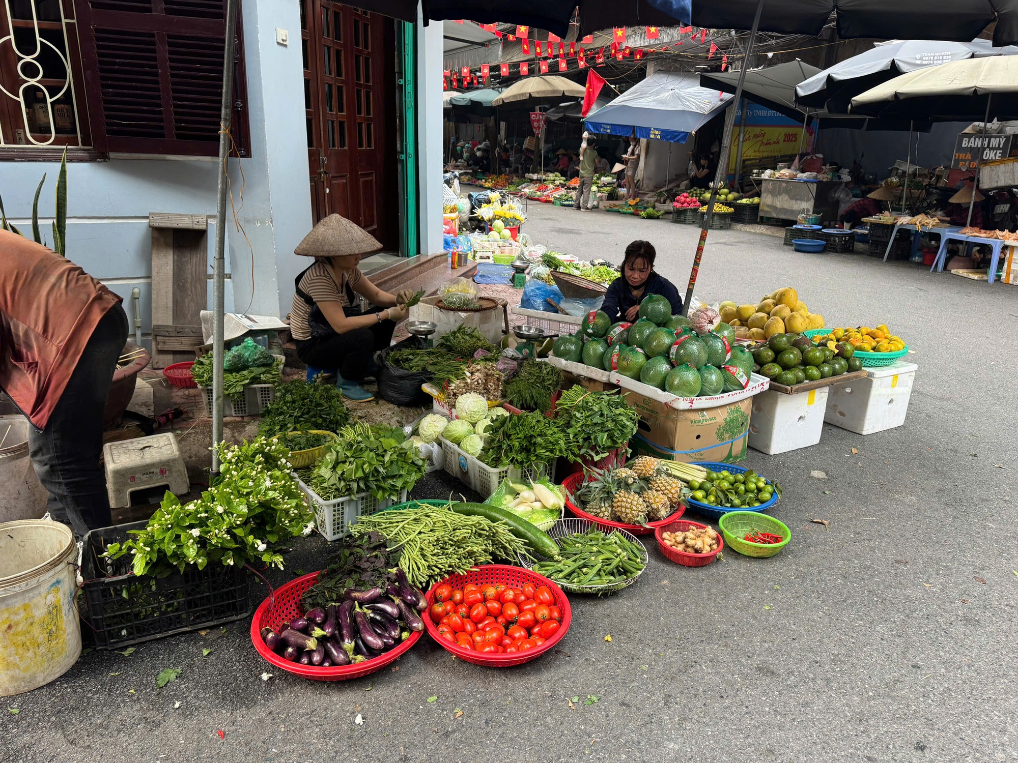 Giá rau xanh Hà Nội vẫn “neo cao” - Ảnh 2