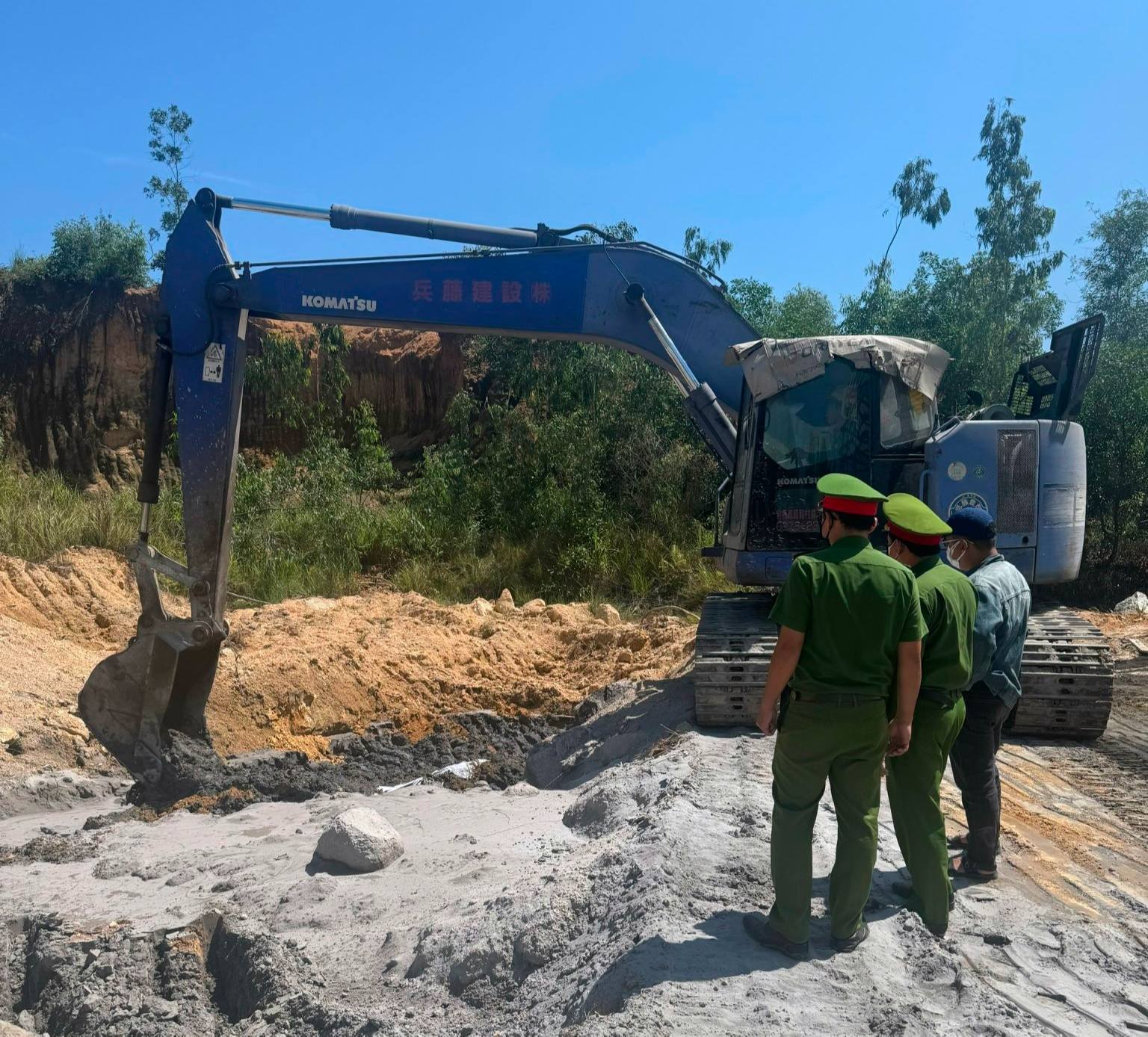 Khởi tố 2 lãnh đạo công ty liên quan vụ chôn lấp 117 tấn chất thải nguy hại - Ảnh 1