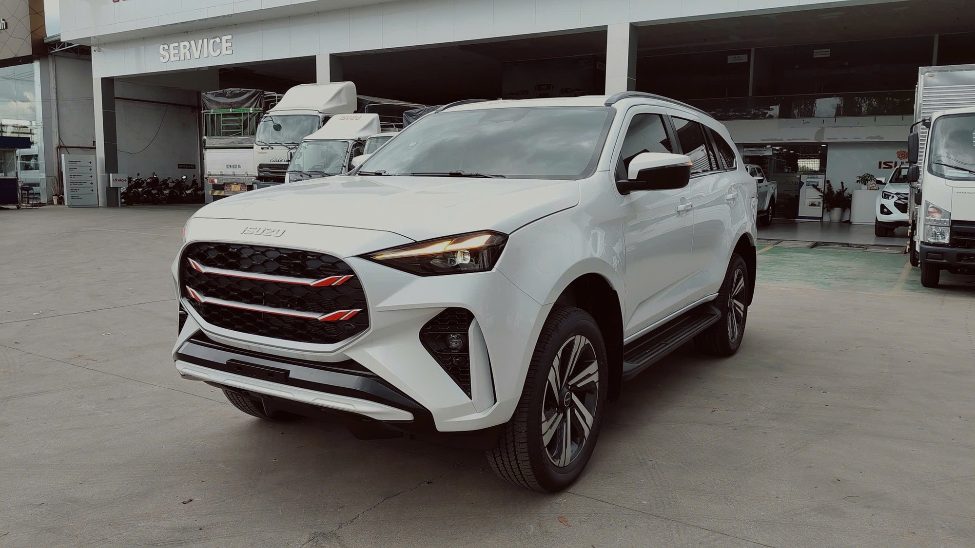 Cầm 1 tỷ đồng mua SUV gầm cao: Santa Fe ưu đãi ‘khủng’ đối đầu chất thực dụng của Fortuner, mu-X và CX-8 - Ảnh 5