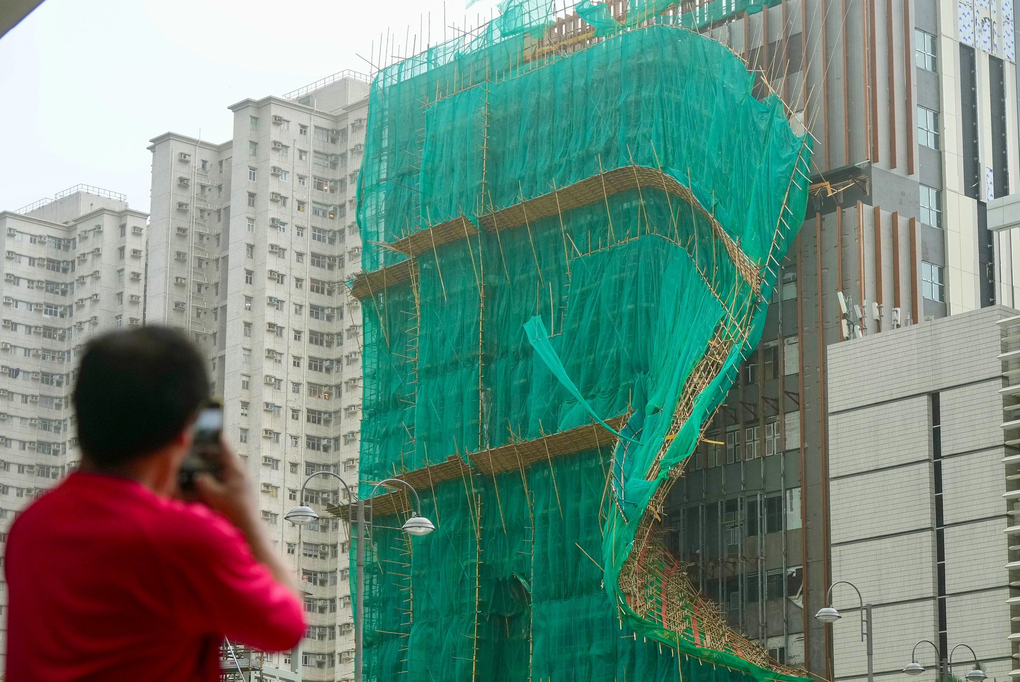 Cận cảnh giàn giáo làm bằng tre bên ngoài tòa chung cư hàng chục tầng: Vì sao đến giờ vẫn được sử dụng? - Ảnh 8