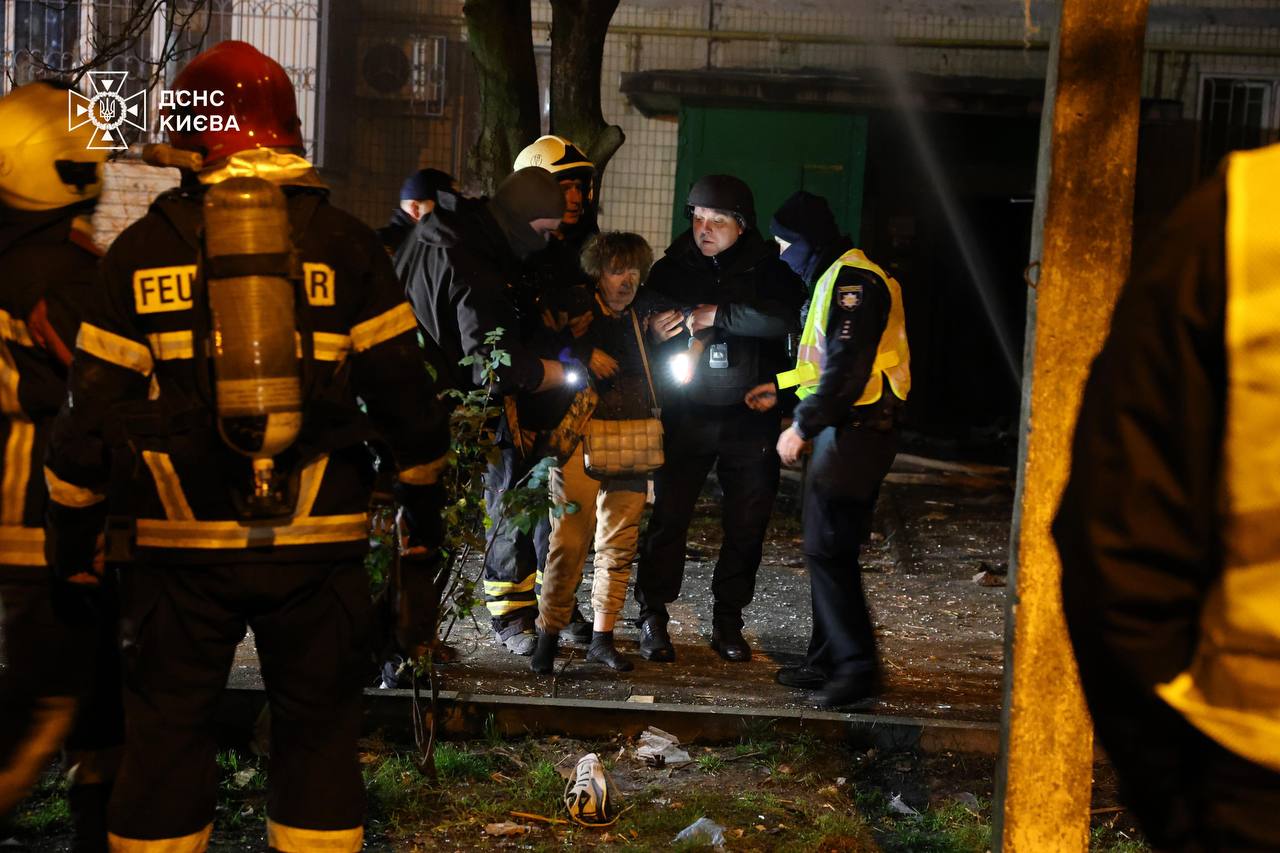 Ukraine đánh 'cảng dầu số 2 của Nga', khói trùm Novorossiysk — Moscow đáp trả bằng 430 UAV và 18 tên lửa - Ảnh 2