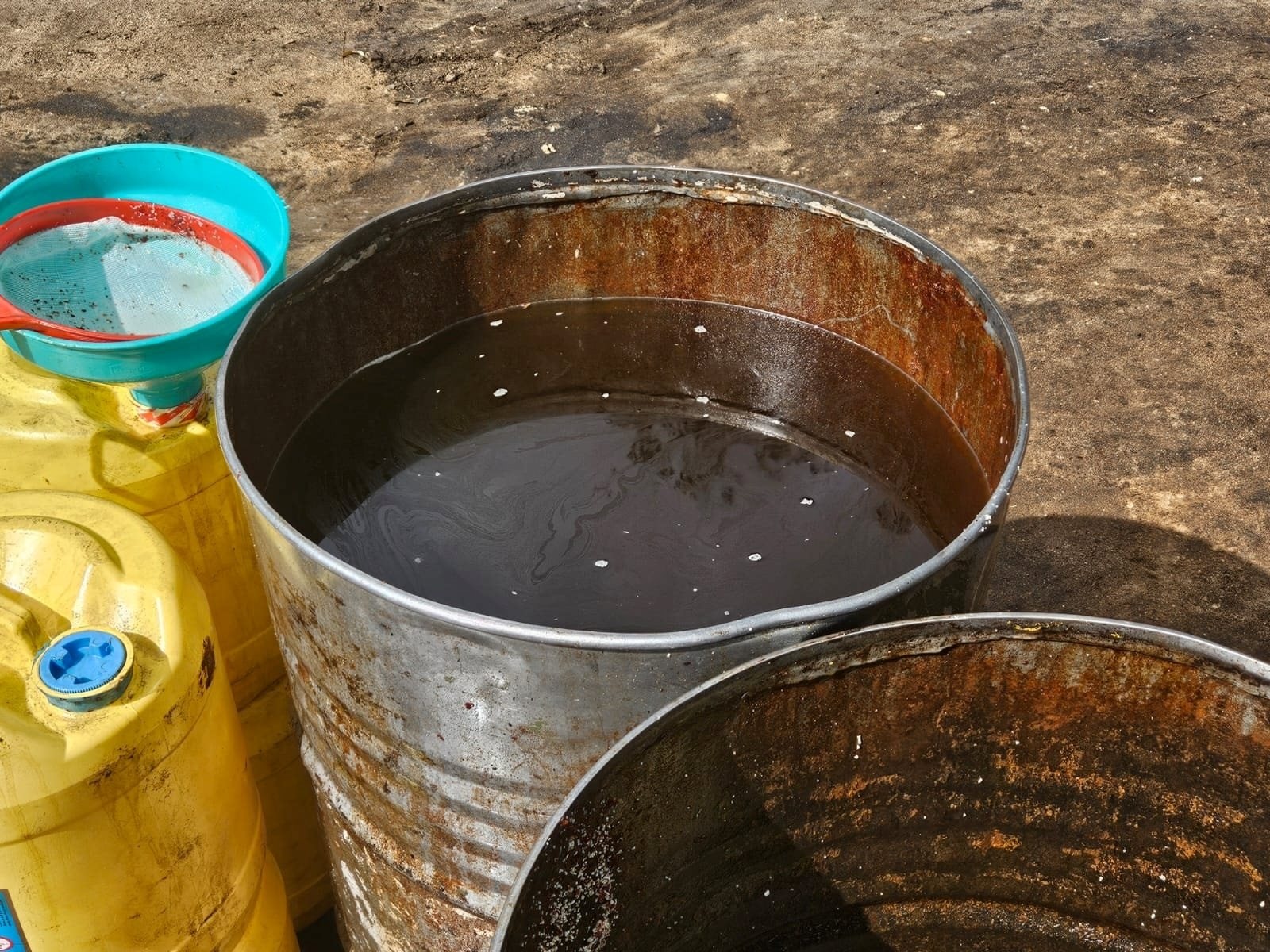 Đột kích một cơ sở, công an triệt phá đường dây sản xuất dầu ăn giả hết hạn, tịch thu nhiều can 20 lít, thùng phuy và bao bì đóng gói tại Kenya - Ảnh 2