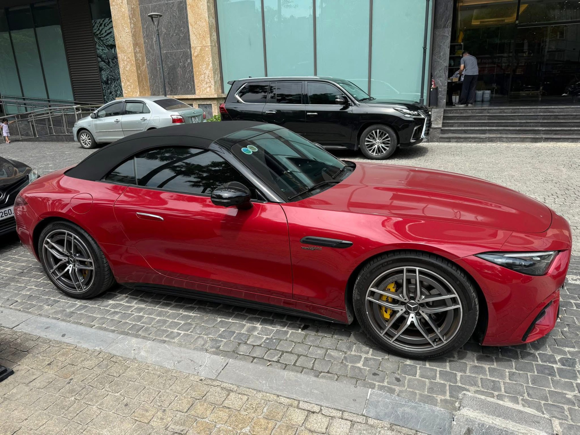 Rao Mercedes-AMG SL 43 ‘siêu lướt’ giá 5,9 tỷ đồng, người bán cho biết ra biển hết 7,2 tỷ, mới lăn bánh hơn 500km - Ảnh 1