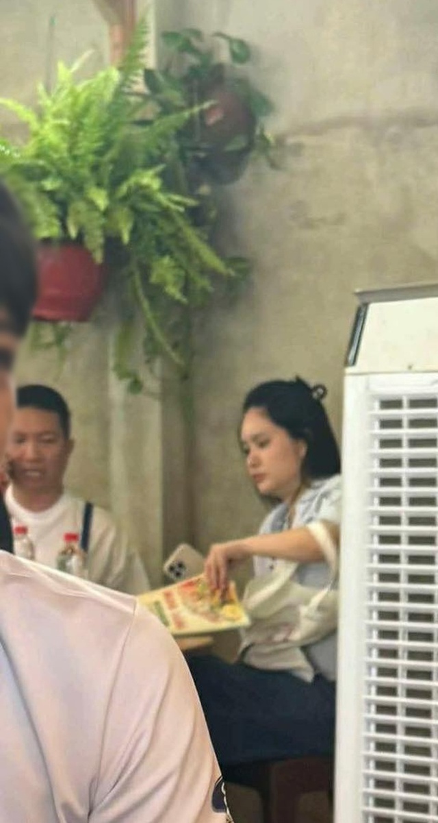 Đoàn Di Băng mếu máo, nắm chặt tay Nguyễn Quốc Vũ khicông an khám nhà, bắt tạm giam - Ảnh 4