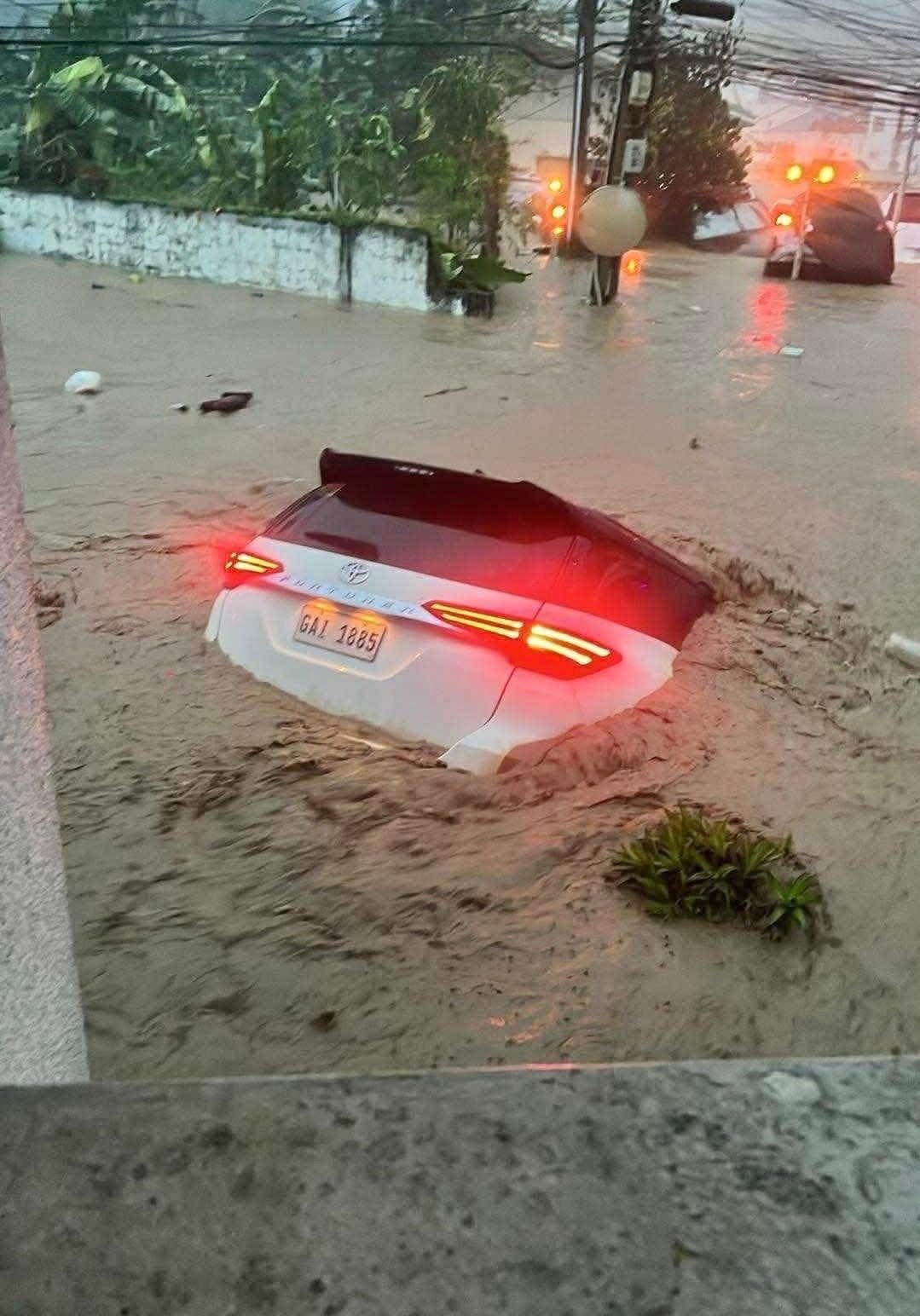 Bão Kalmaegi sầm sập đổ bộ, nhiều khu dân cư chìm trong biển nước, ô tô trôi lênh đênh trên đường phố - Ảnh 8