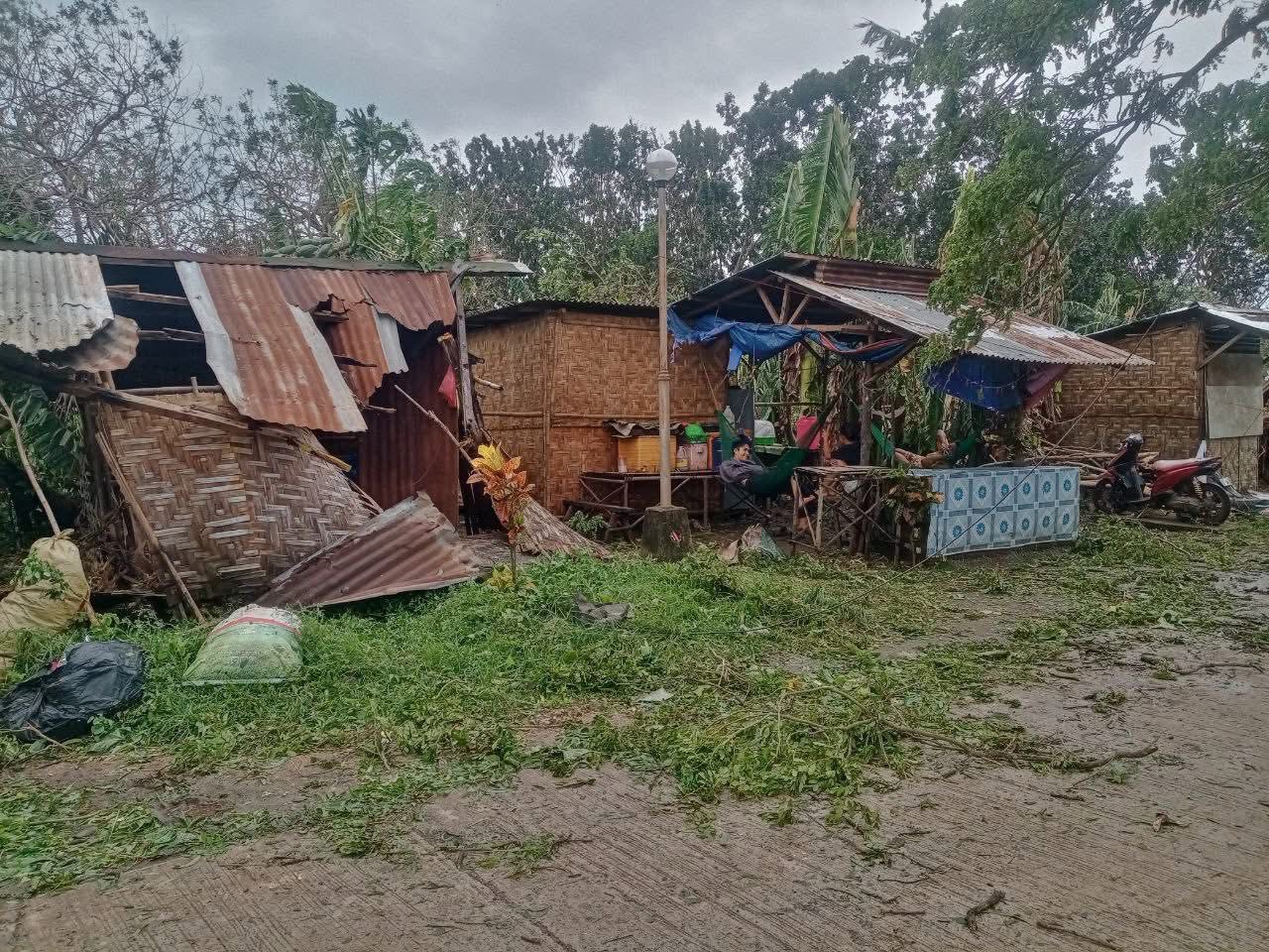 Bão Kalmaegi sầm sập đổ bộ, nhiều khu dân cư chìm trong biển nước, ô tô trôi lênh đênh trên đường phố - Ảnh 11