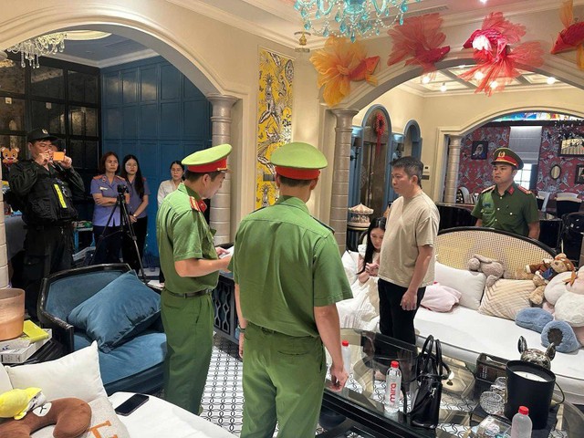 Đoàn Di Băng mếu máo, nắm chặt tay Nguyễn Quốc Vũ khicông an khám nhà, bắt tạm giam - Ảnh 1