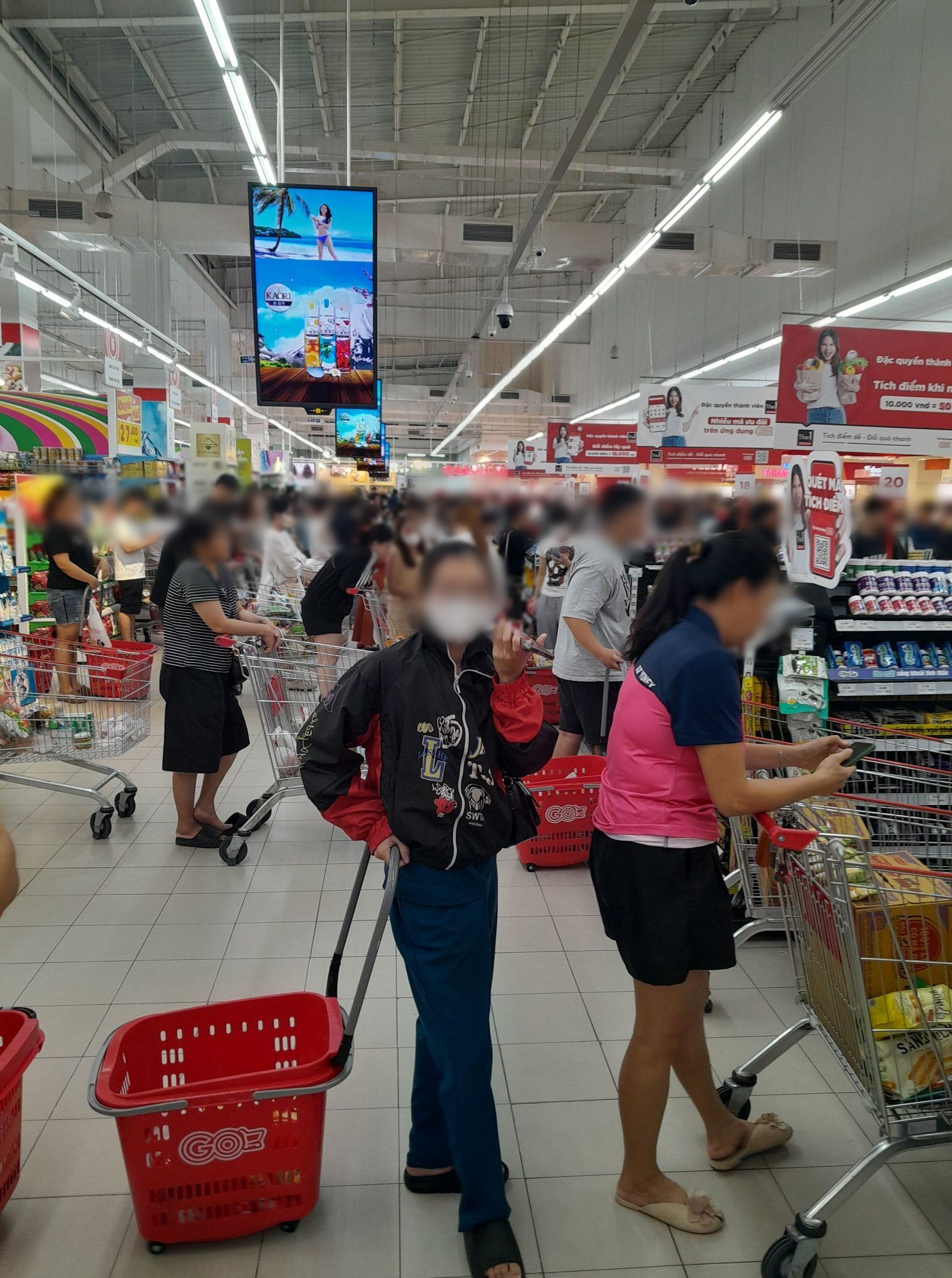 Cảnh tượng "đi mua không sót một thứ gì" trước khi bão cuồng phong Kalmaegi đổ bộ hôm nay! - Ảnh 1