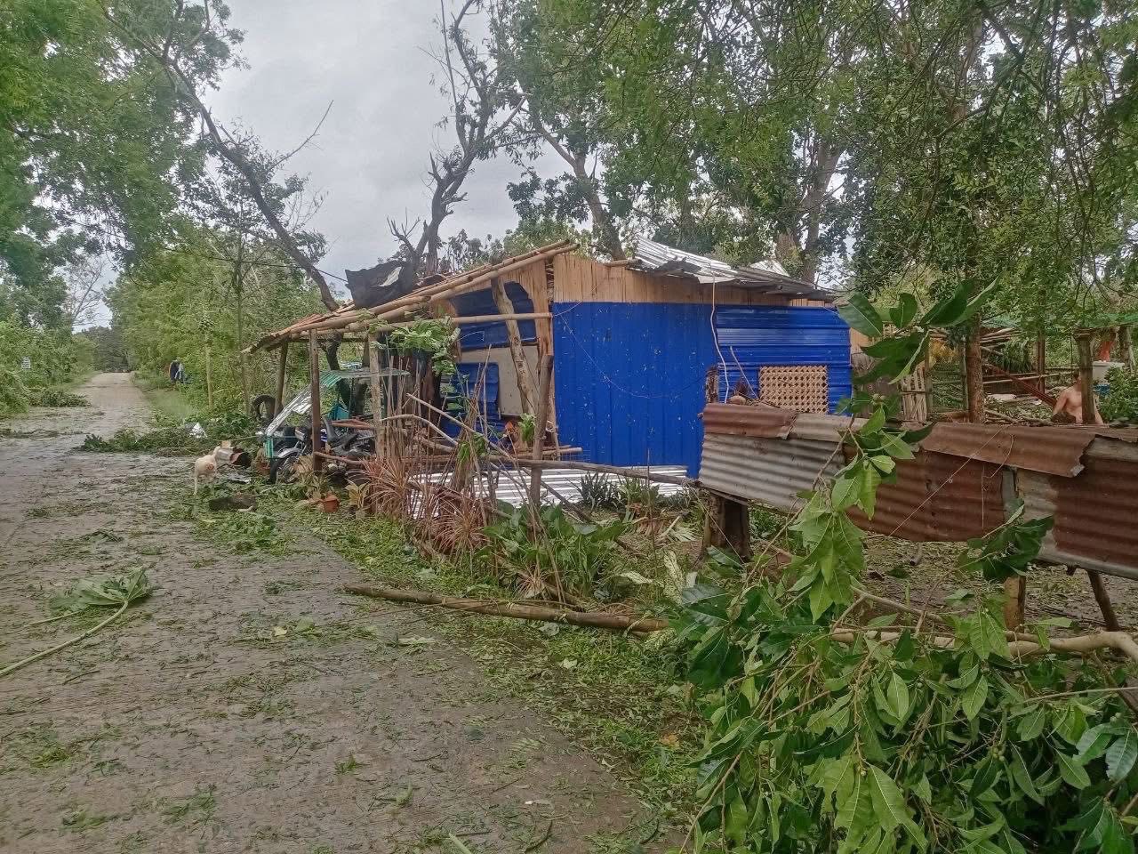 Bão Kalmaegi sầm sập đổ bộ, nhiều khu dân cư chìm trong biển nước, ô tô trôi lênh đênh trên đường phố - Ảnh 5