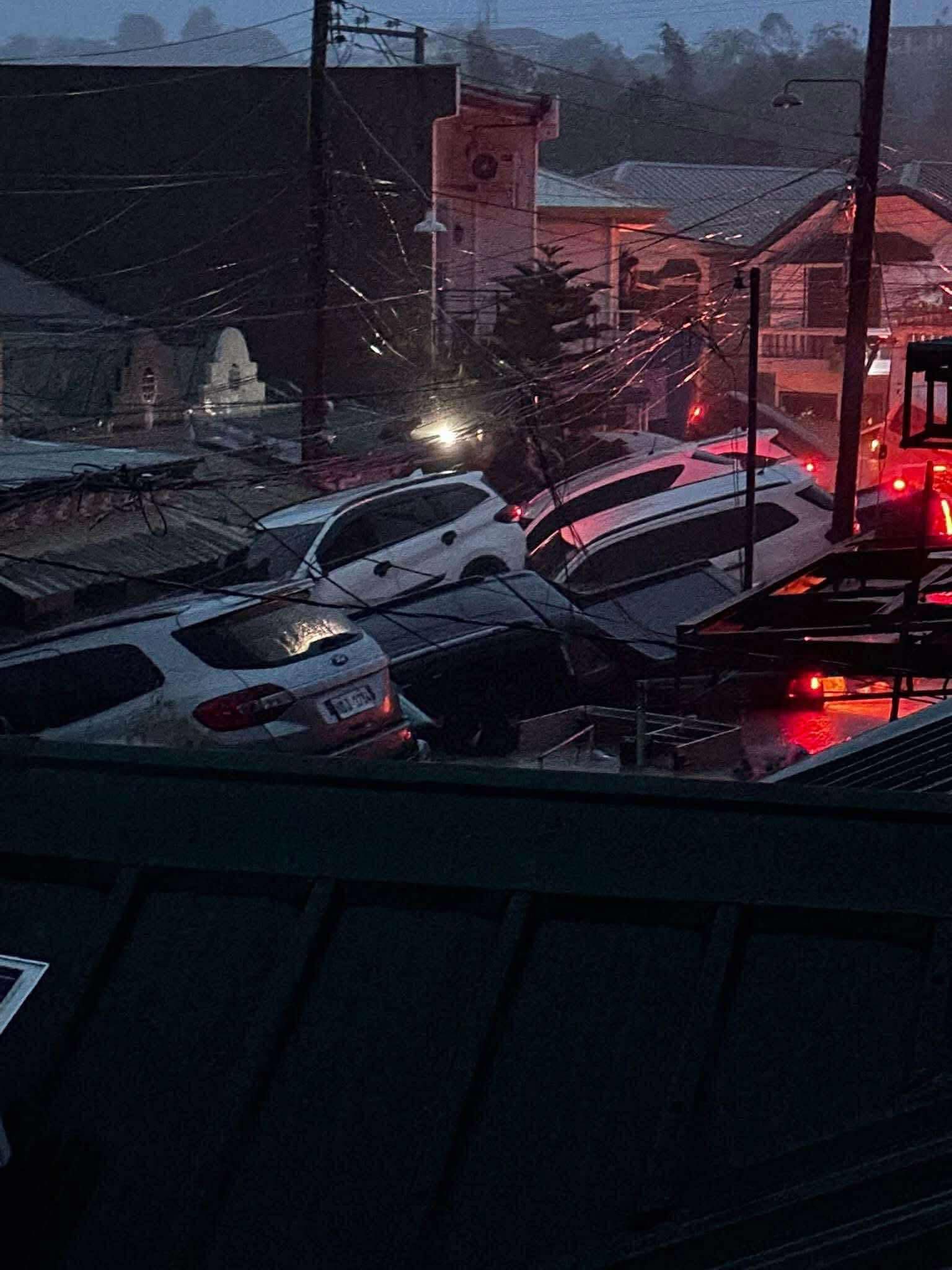 Bão Kalmaegi sầm sập đổ bộ, nhiều khu dân cư chìm trong biển nước, ô tô trôi lênh đênh trên đường phố - Ảnh 6