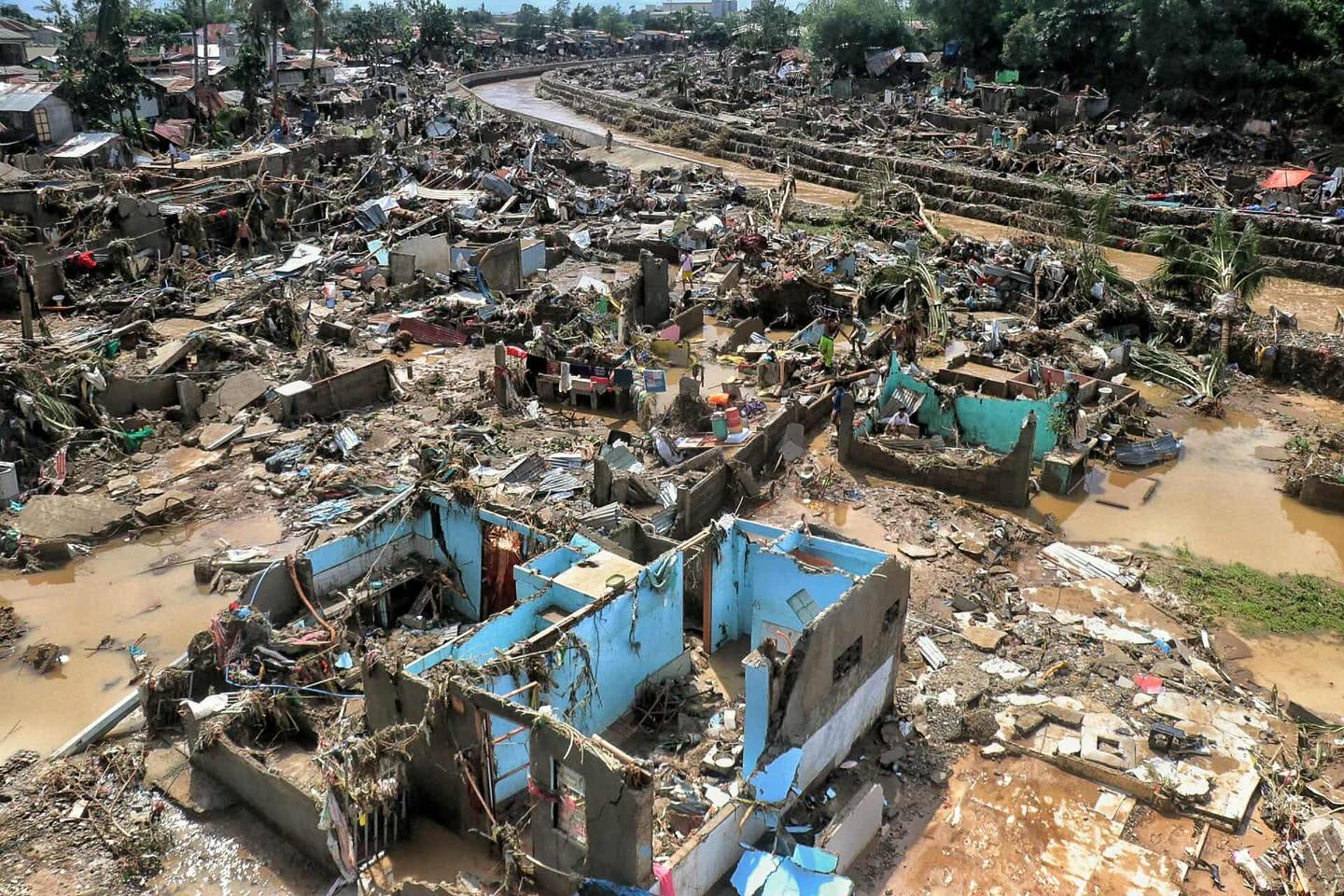 Bão cuồng phong Kalmaegi quá hung tàn, tất cả đều bị phá hủy: Những hình ảnh flycam lột tả sự thảm khốc - Ảnh 9