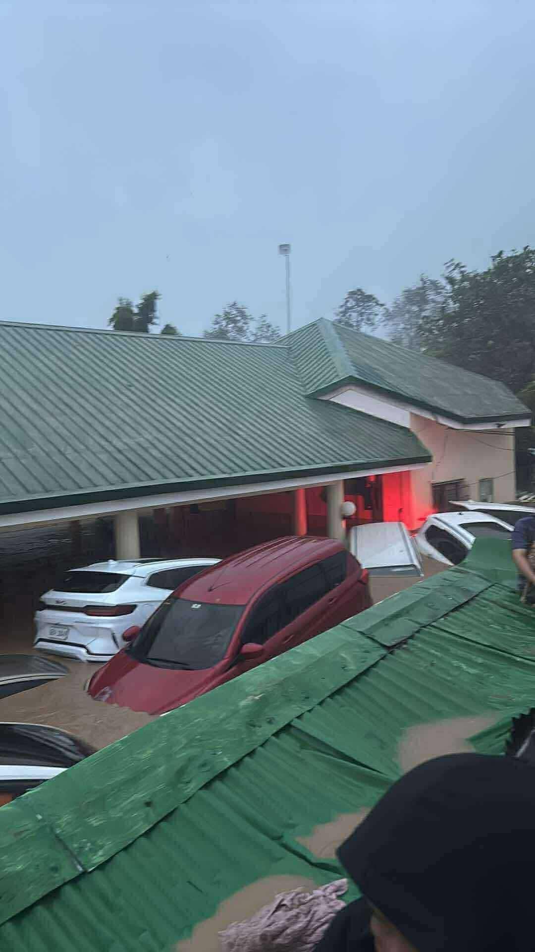 Bão Kalmaegi sầm sập đổ bộ, nhiều khu dân cư chìm trong biển nước, ô tô trôi lênh đênh trên đường phố - Ảnh 7