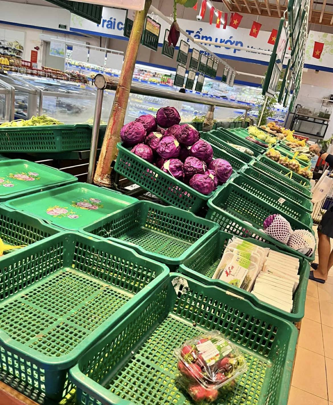 Cảnh tượng "đi mua không sót một thứ gì" trước khi bão cuồng phong Kalmaegi đổ bộ hôm nay! - Ảnh 7