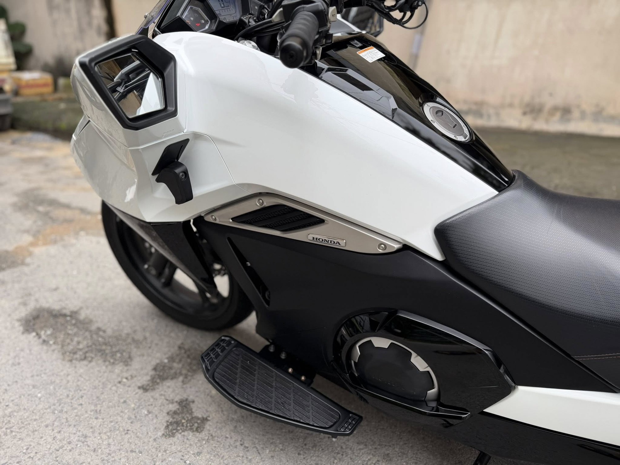 Xe tay ga 'phi thuyền' của Honda đang được rao bán ở Việt Nam, dùng chung một thứ với xe dẫn đoàn CSGT - Ảnh 10