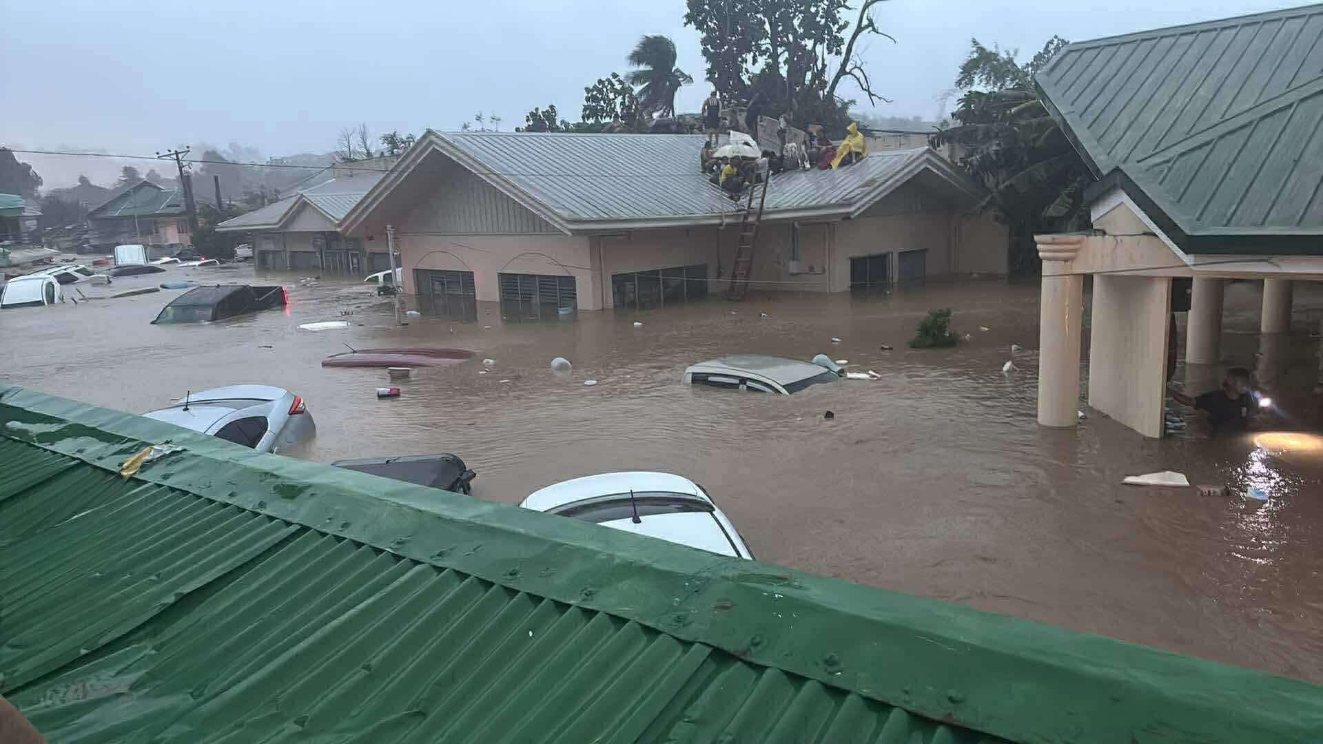 Bão Kalmaegi sầm sập đổ bộ, nhiều khu dân cư chìm trong biển nước, ô tô trôi lênh đênh trên đường phố - Ảnh 9