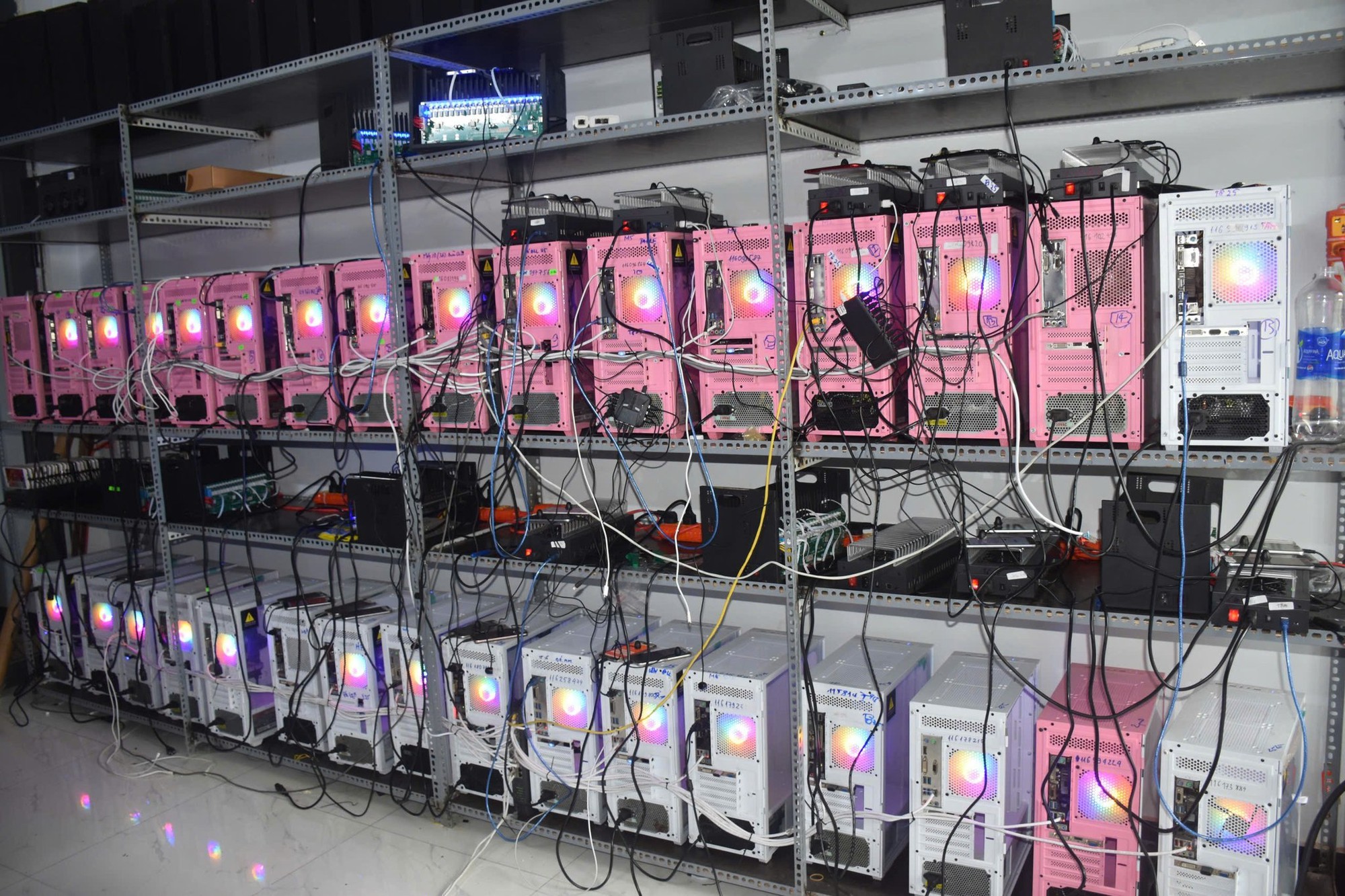 Đột kích "trang trại" 2.000 điện thoại ở Đà Nẵng: Chuyên "nuôi" tài khoản Zalo, Tinder ảo để phục vụ lừa đảo Campuchia - Ảnh 1